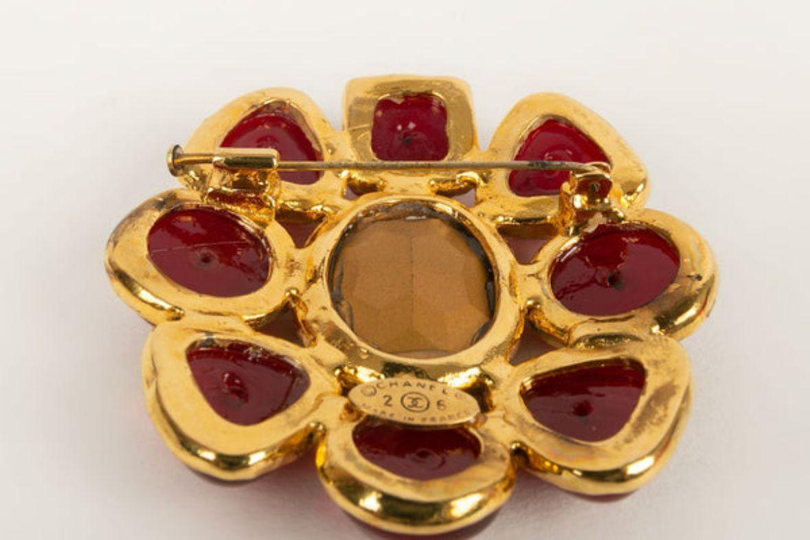 Chanel Brooch in Gold Metal, Rhinestones and Glass Paste For Sale 1