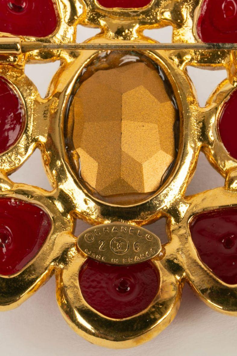 Chanel Brooch in Gold Metal, Rhinestones and Glass Paste For Sale 2