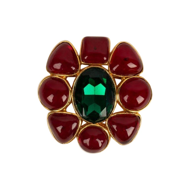 Spilla Chanel in metallo dorato, strass e pasta di vetro