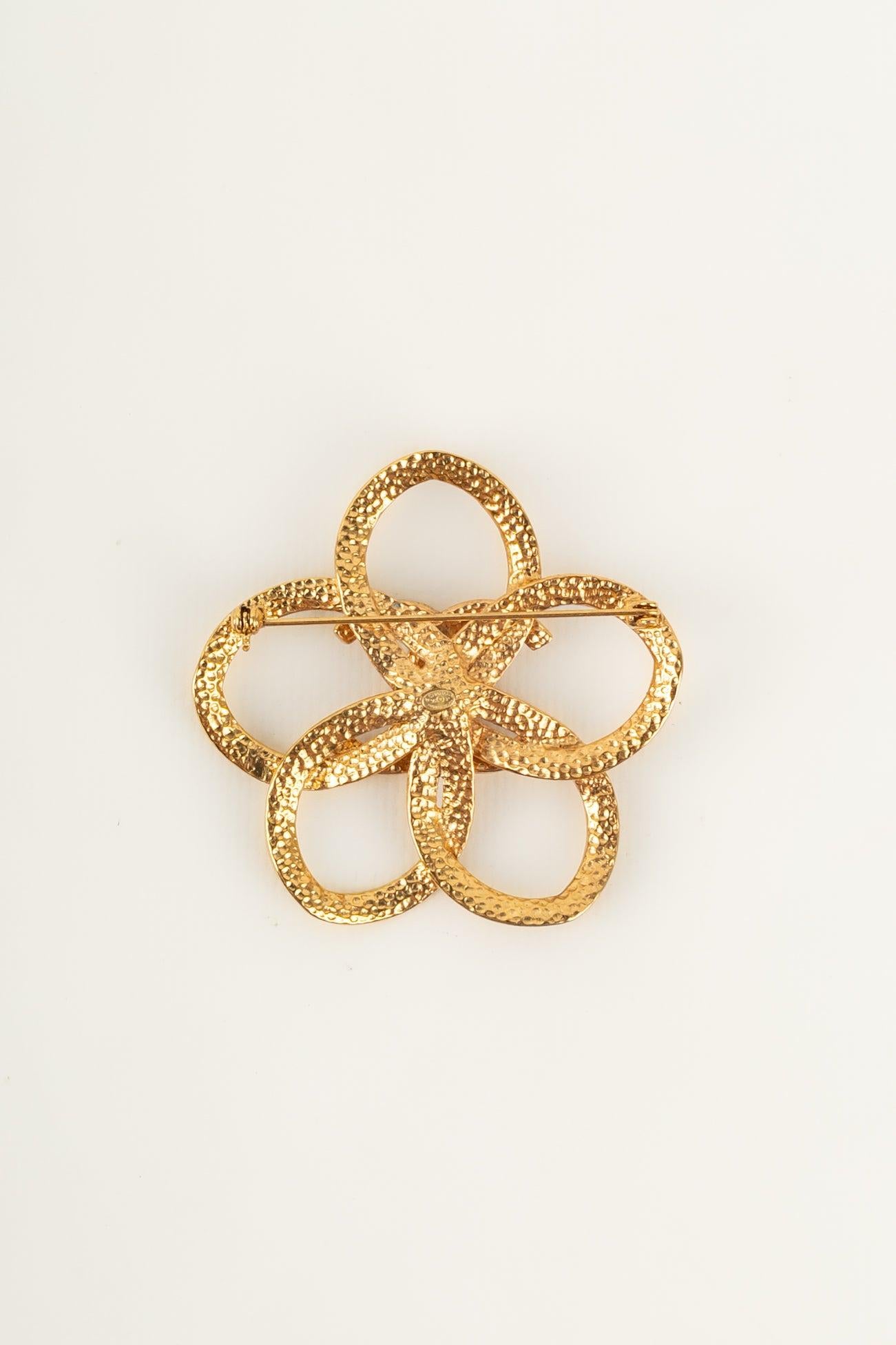 Chanel (Made in France) Brooch in gilt metal. Spring/Summer 1996 Collection.

Additional Information:
Condition: Very good condition
Dimensions: Height: 7 cm
Period: 20th Century

Seller Reference: CB7