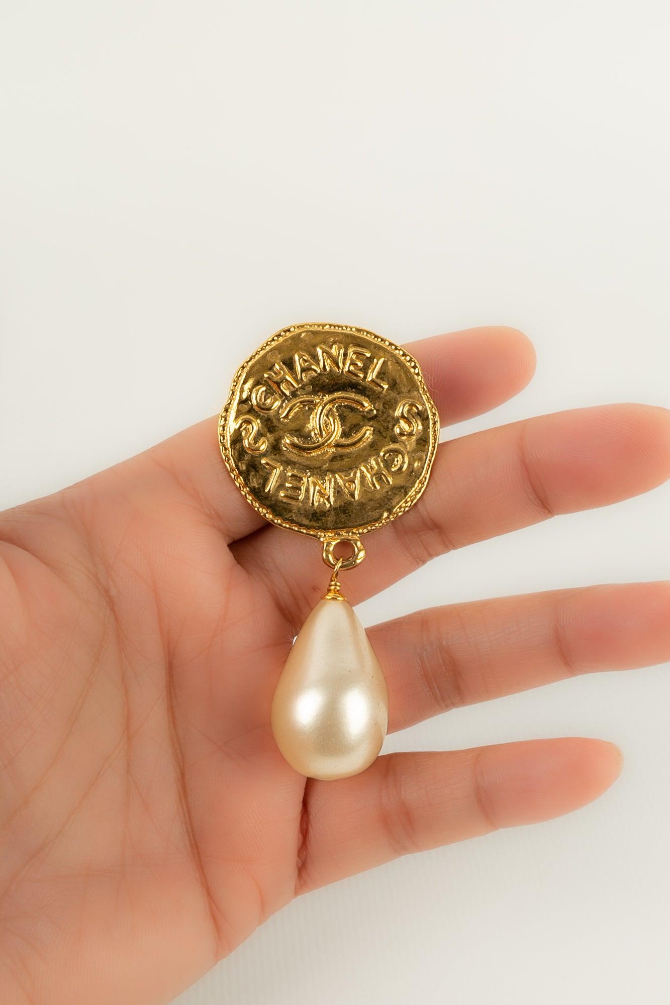 Chanel - (Made in France) Brooch in gold-plated metal and costume pearly beads. Fall/Winter 1994 Collection.

Additional information:
Condition: Very good condition
Dimensions: Height: 7 cm
Period: 20th Century

Seller Reference: BRB29
