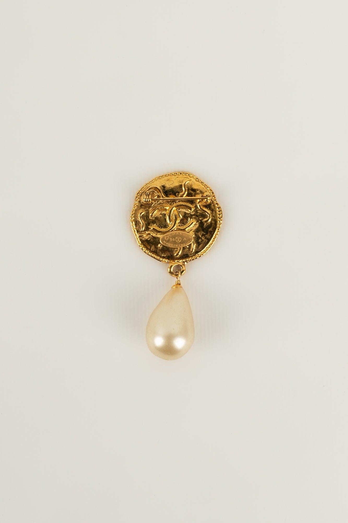 Chanel Broche en métal plaqué or et perles de perles fantaisie, 1994 Excellent état - En vente à SAINT-OUEN-SUR-SEINE, FR