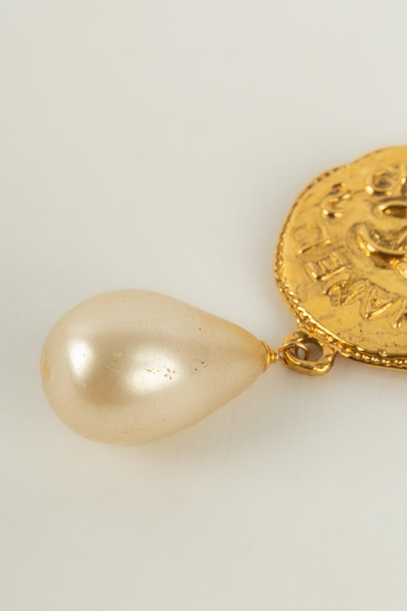 Chanel Broche en métal plaqué or et perles de perles fantaisie, 1994 en vente 2