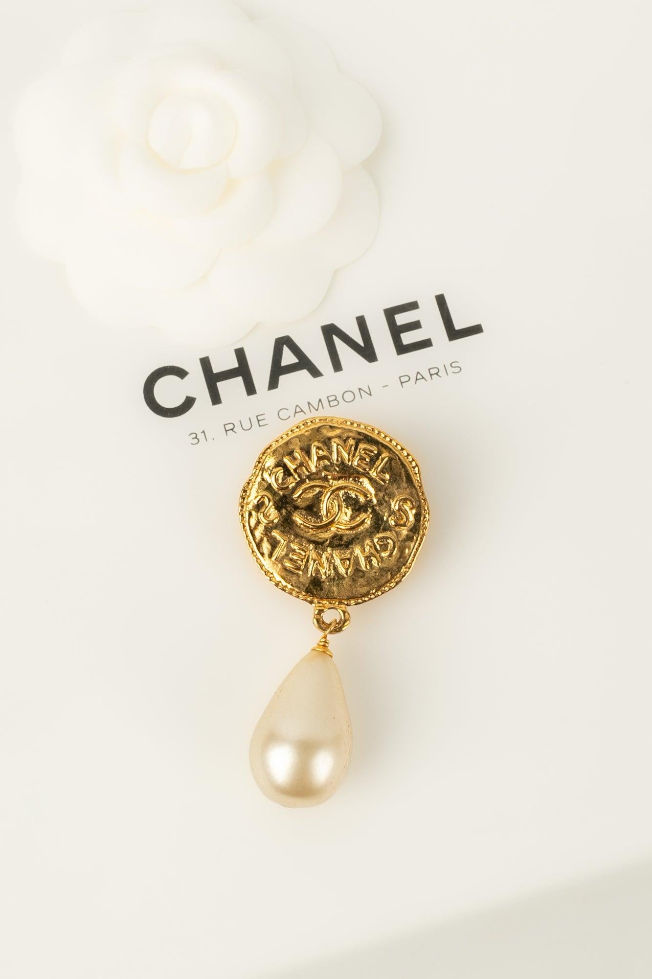 Chanel Brosche aus vergoldetem Metall und perlenbesetzten Kostümperlenperlen, 1994 im Angebot 3
