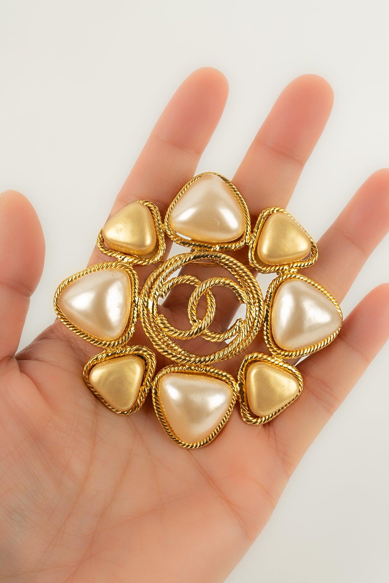Chanel - (Made in France) Brooch in gold-plated metal and pearly glass paste. 2cc8 Collection.

Additional information:
Condition: Very good condition
Dimensions: Height: 7 cm
Period: 20th Century

Seller Reference: BRB40

