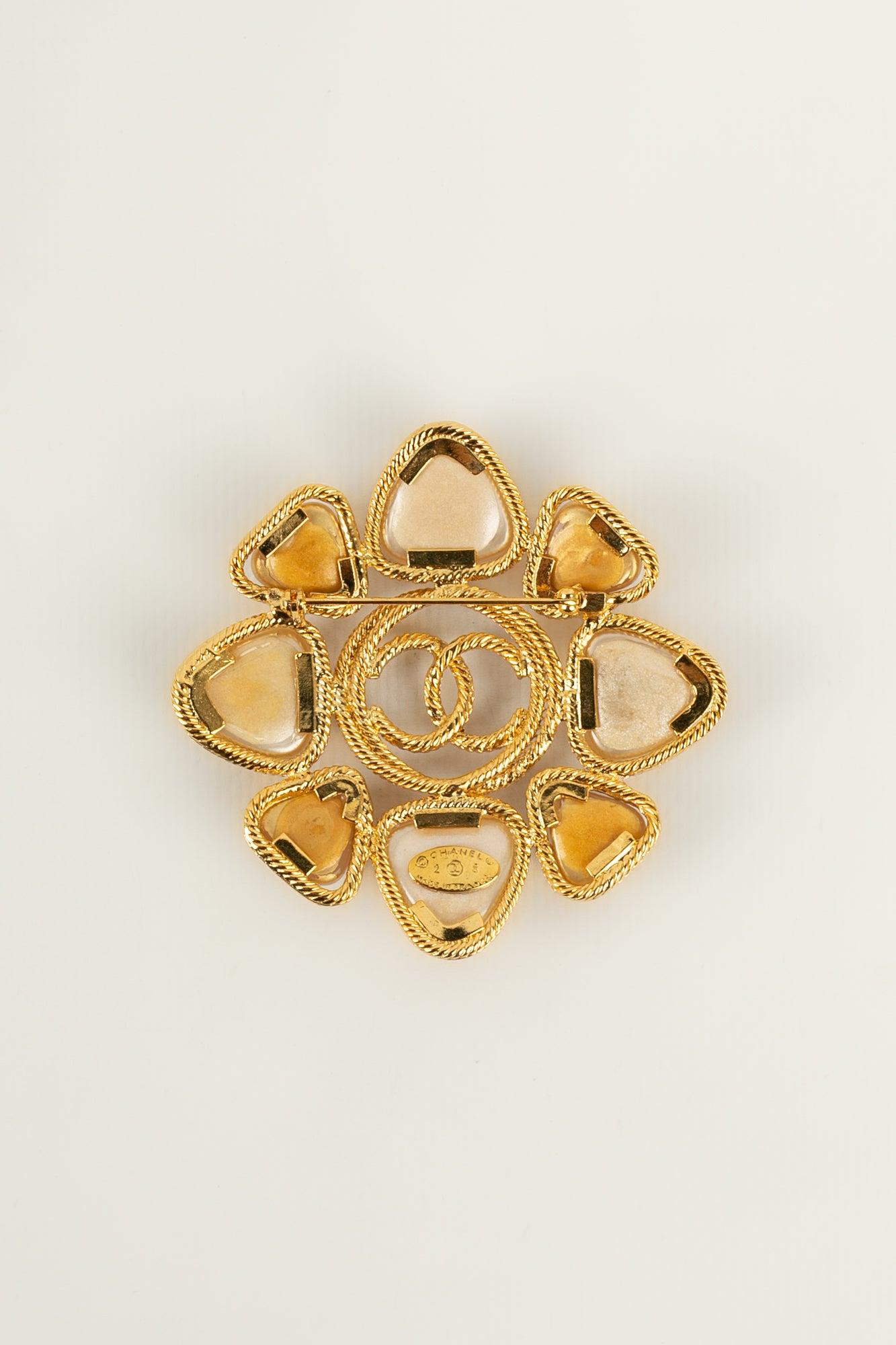 Chanel Brosche aus vergoldetem Metall und perlenbesetztem Glaspastell, 1990er Jahre im Zustand „Hervorragend“ im Angebot in SAINT-OUEN-SUR-SEINE, FR