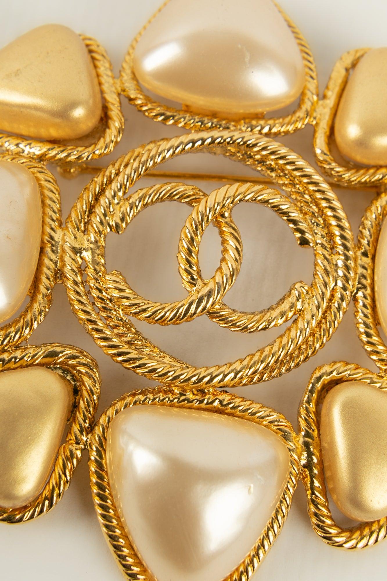Women's Chanel Brooch in Gold-Plated Metal and Pearly Glass Paste, 1990s For Sale