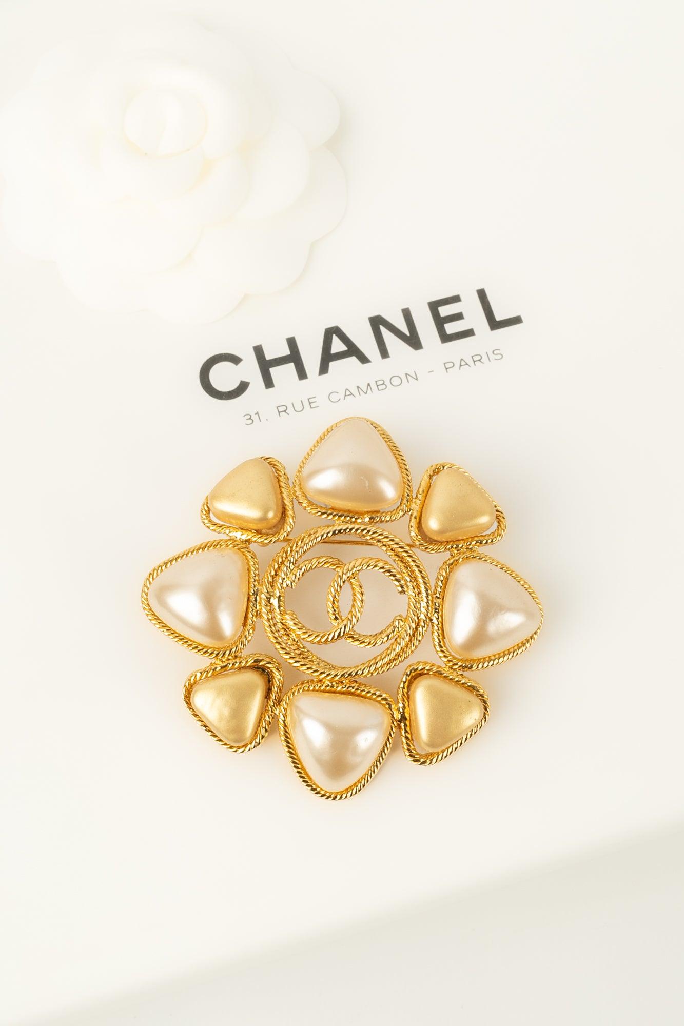 Chanel Brosche aus vergoldetem Metall und perlenbesetztem Glaspastell, 1990er Jahre im Angebot 2