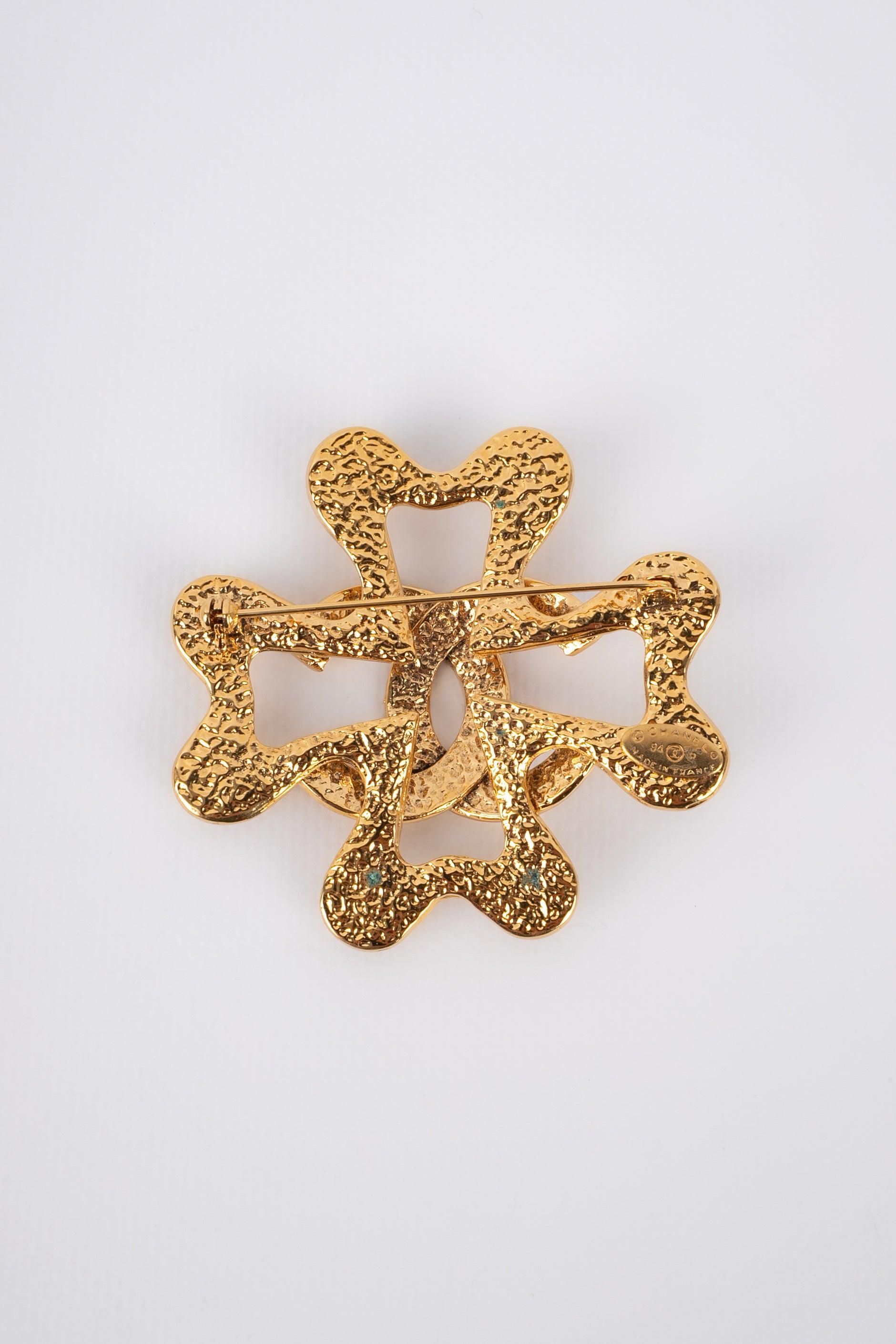 Chanel -  (Made in France) Golden metal brooch representing a flower centered with a cc logo. 1995 Spring-Summer Collection. Jewelry engraved with the S of sales.

Additional information:
Condition: Very good condition
Dimensions: 6.5 cm x 6