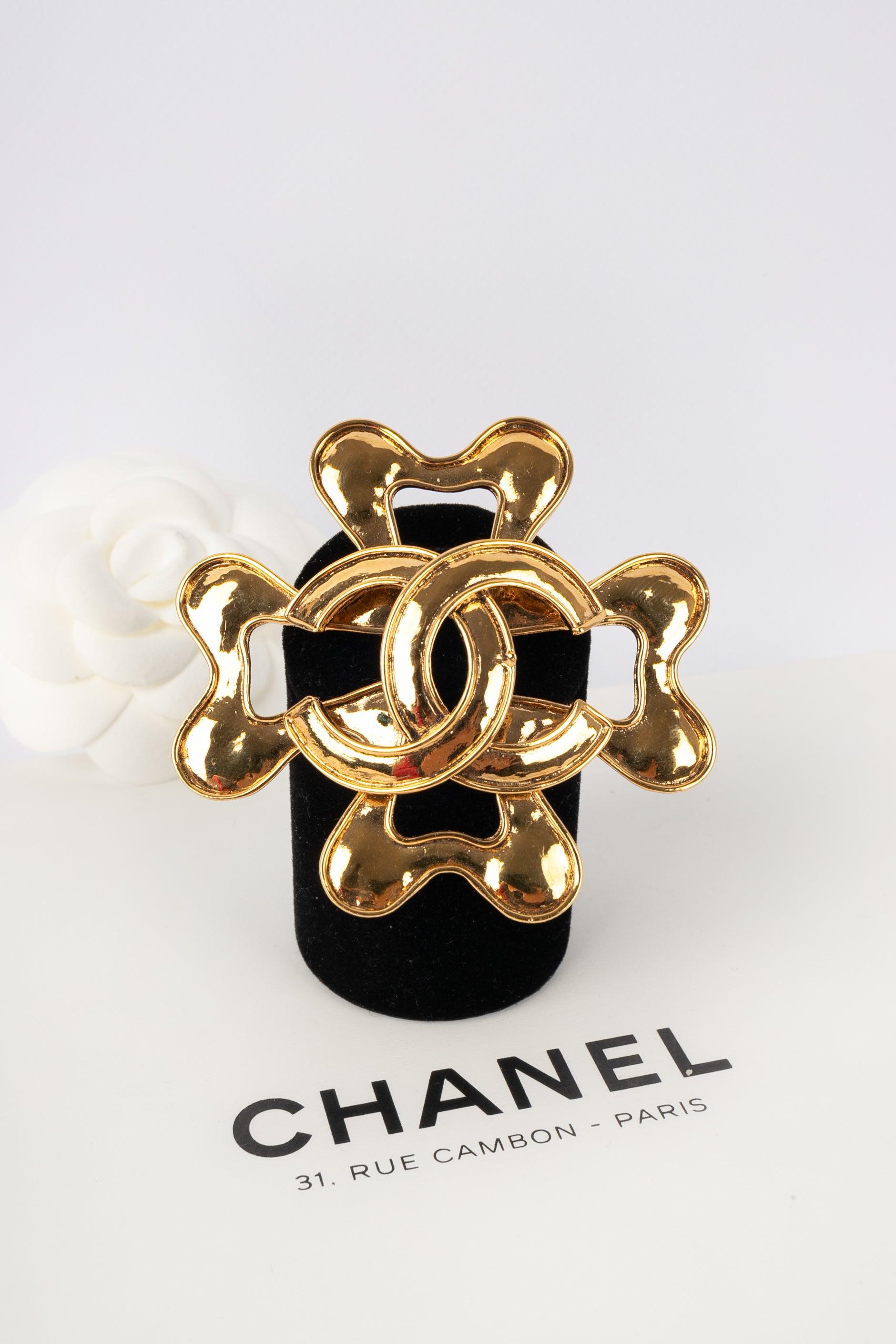 Chanel Brooch in Golden Metal Brooch with CC Logo, 1995 For Sale 2