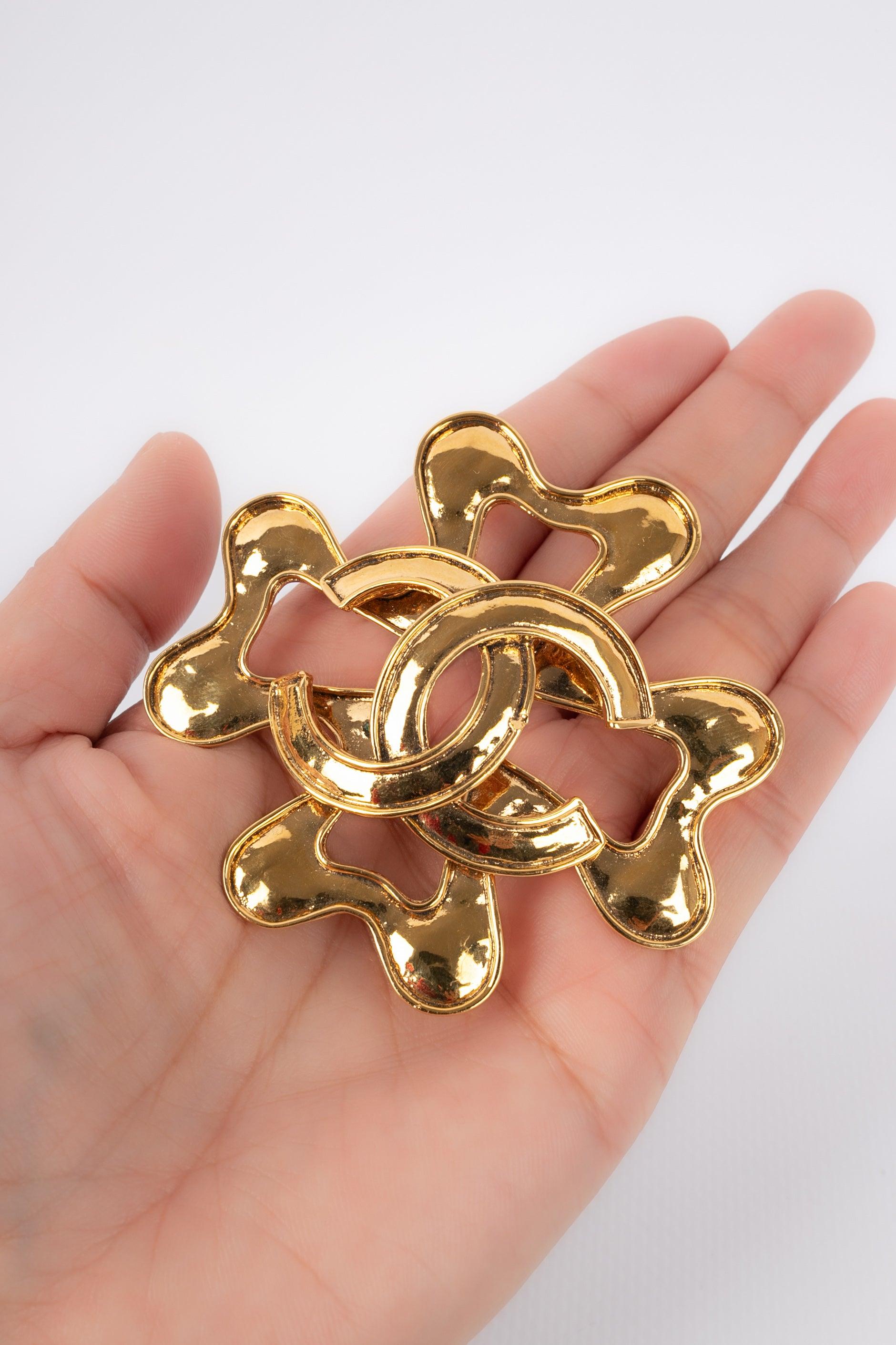 Chanel Brooch in Golden Metal Brooch with CC Logo, 1995 For Sale 3