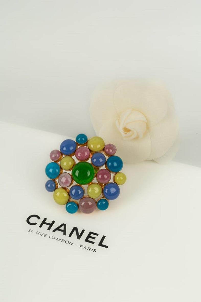 Chanel - (Made in France) Brooch in gilded metal and multicolored glass paste. Cruise collection 1993.

Additional information:
Dimensions: 6 H cm
Condition: Very good condition
Seller Ref number: BRB8