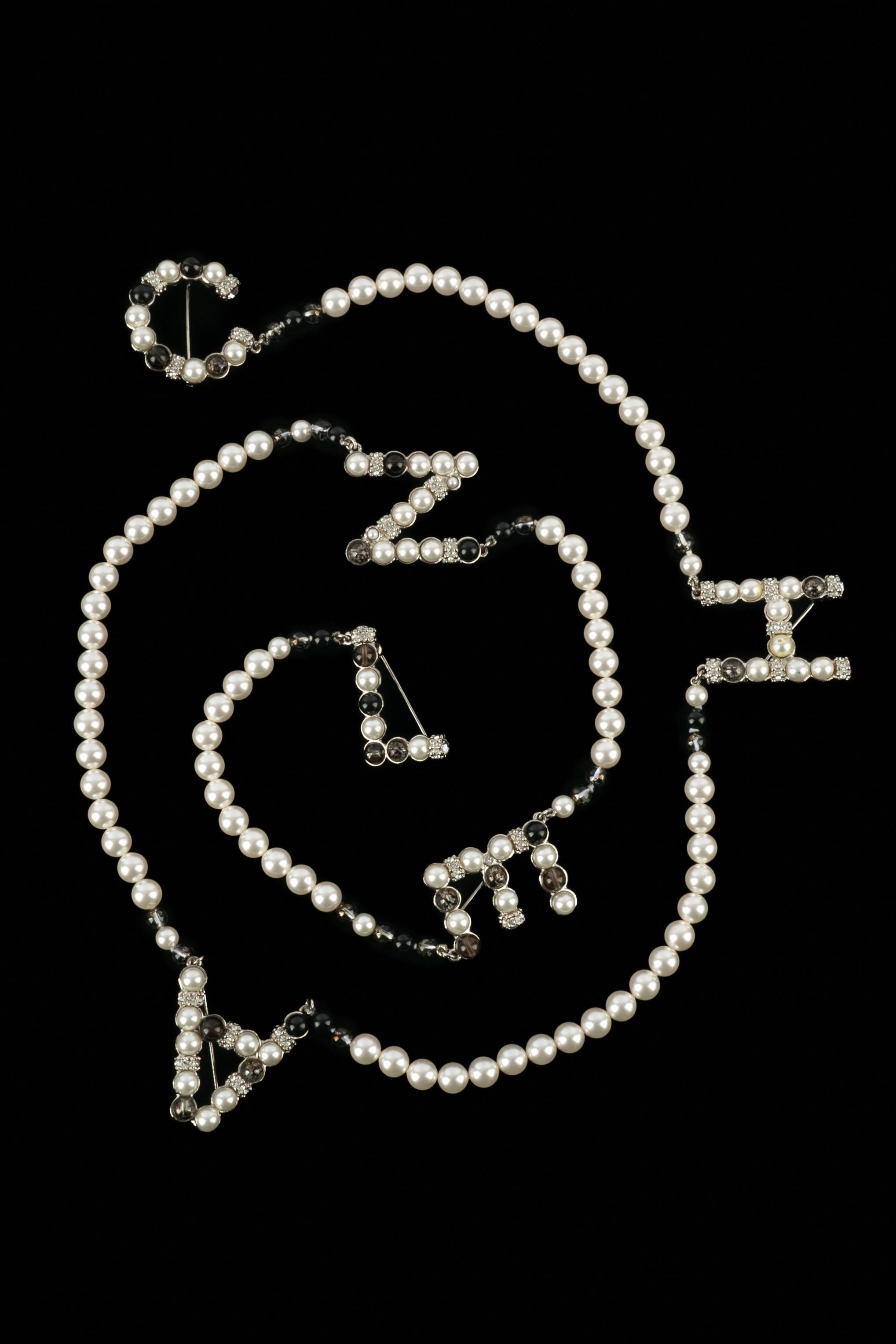CHANEL - (Made in France) Jewelry made of several silvery metal brooches, costume pearls, glass pearls, and rhinestones. 2019 Fall-Winter Collection.

Condition:
Very good condition

Dimensions:
Length: 108 cm

SKU:CB204