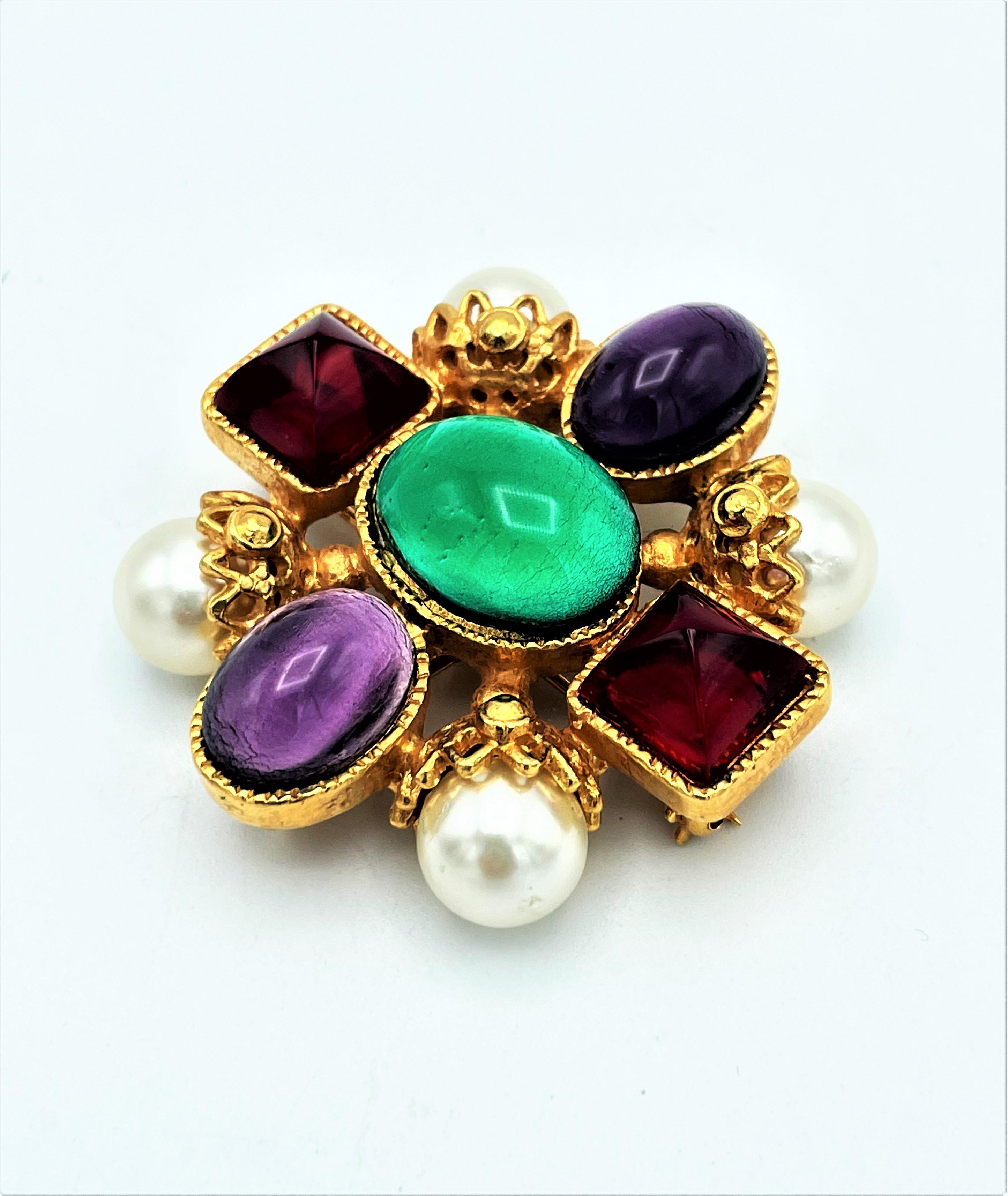 About
Chanel brooch or to wear as a pendant by Gripoix Paris. Beautiful cast glass colors and handmade glass beads.
Measurement: H 4,8 cm x W 4,5 cm, D 1,5 cm. Pearl size 1 cm in diameter,
Features
- Autentique Chanel broch, signed on the back 07 A