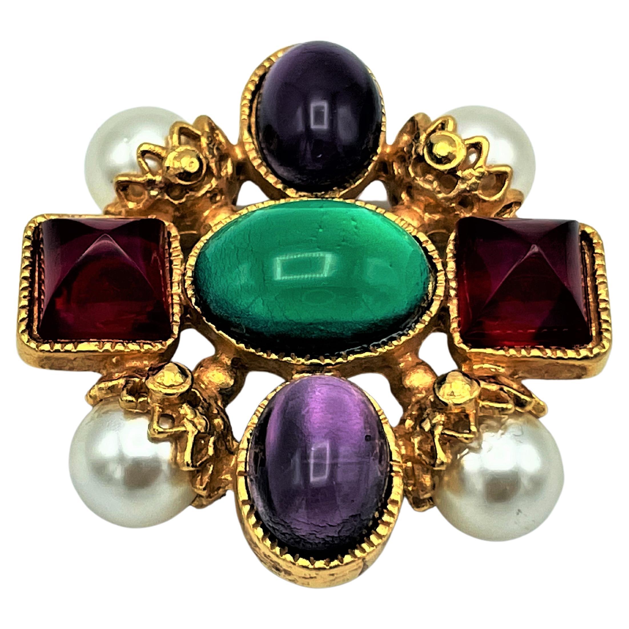Chanel brooch or pendant par Gripoix Paris, signed 2007 A, gold plated  For Sale