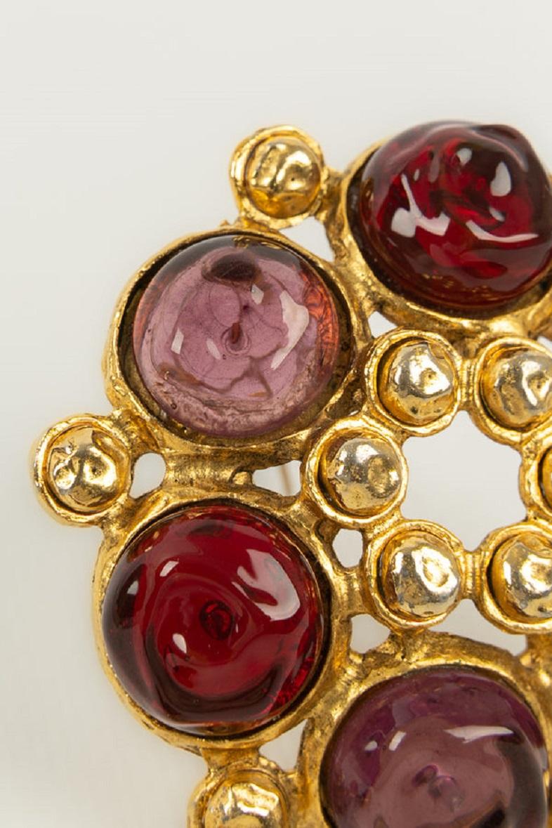 Chanel - (Made in France) Byzantine style brooch / pendant in gilded metal and glass paste cabochons.

Additional information:
Dimensions: 9.5 L cm
Condition: Very good condition
Seller Ref number: BRB116