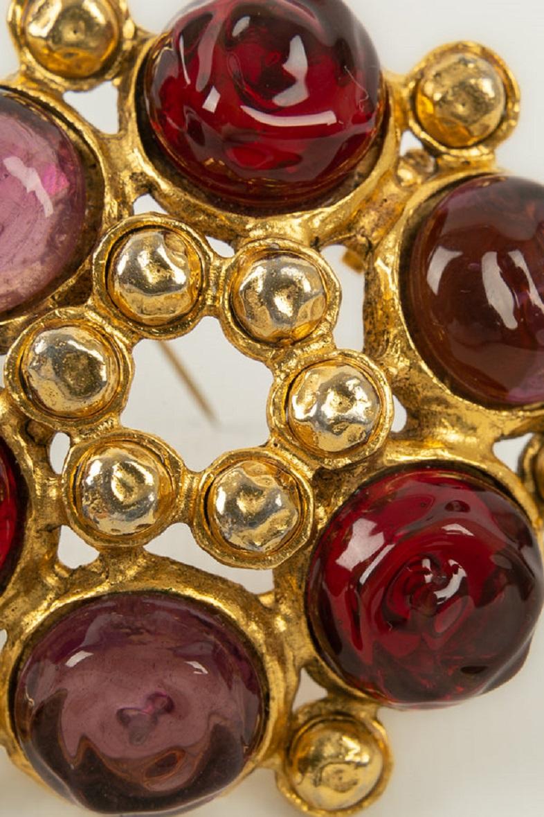 Chanel Brosche/Anhänger Byzantinisch in vergoldetem Metall und Glaspastell Cabochons im Angebot 3