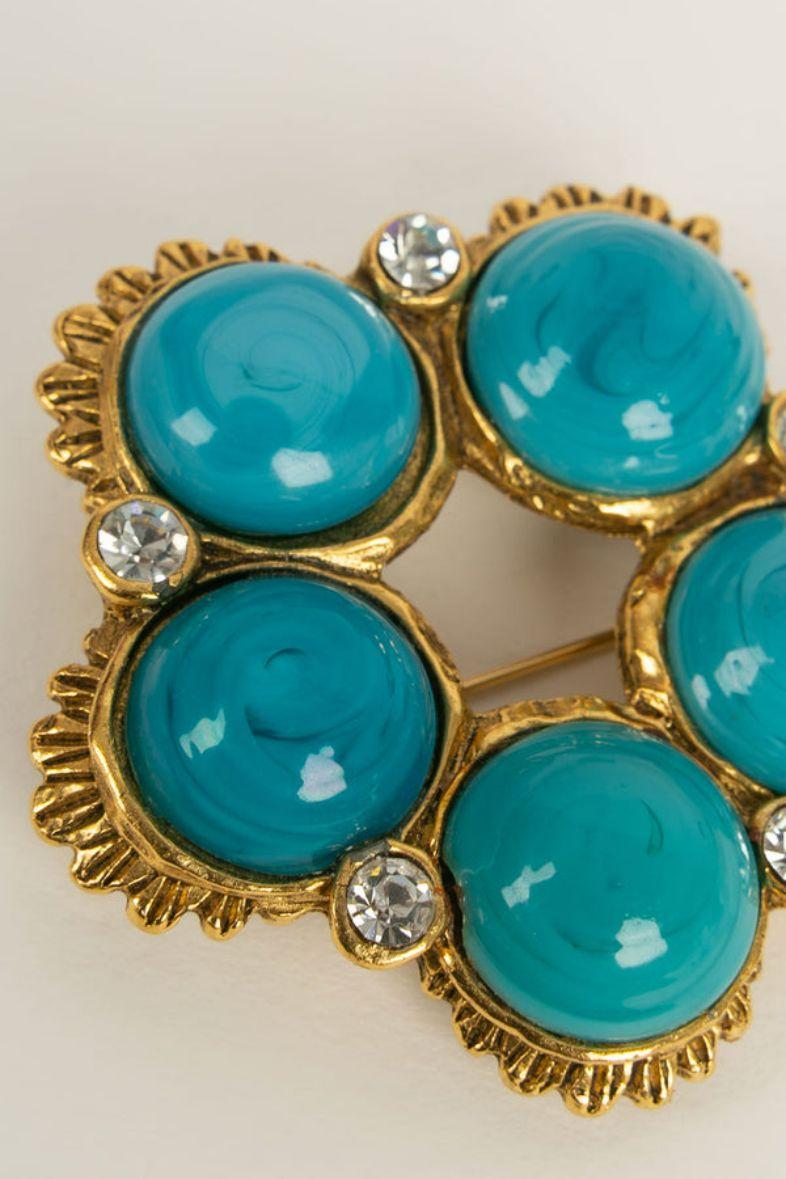Chanel -(Made in France) Brooch/pendant in gold metal and glass paste.
Woloch workshop for the house of chanel.

Additional information:

Dimensions: 6 cm x 6 cm

Condition: Very good condition

Seller Ref number: BRB53