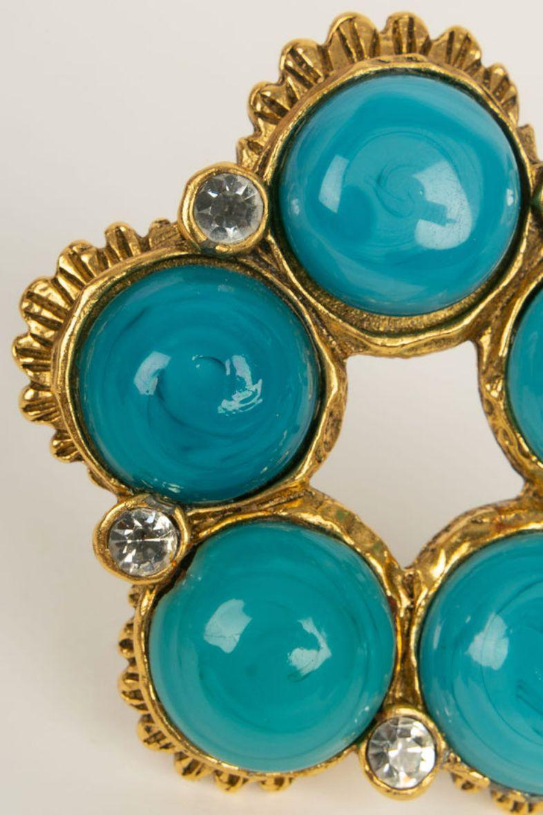 Chanel Brooch/Pendant in Gold Metal and Glass Paste In Excellent Condition For Sale In SAINT-OUEN-SUR-SEINE, FR