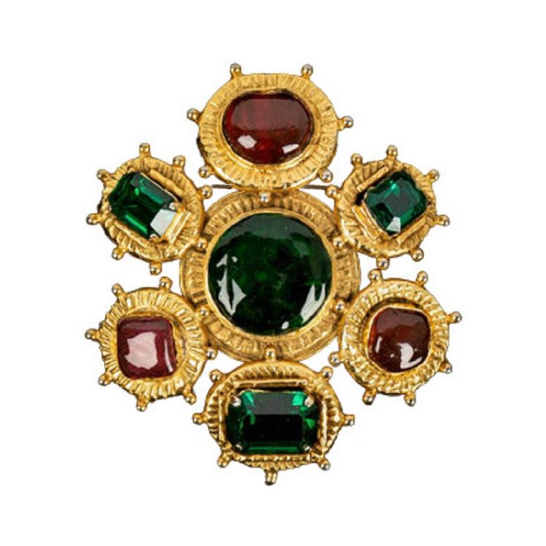 Chanel Brooch/Pendant in Gold Plated Metal