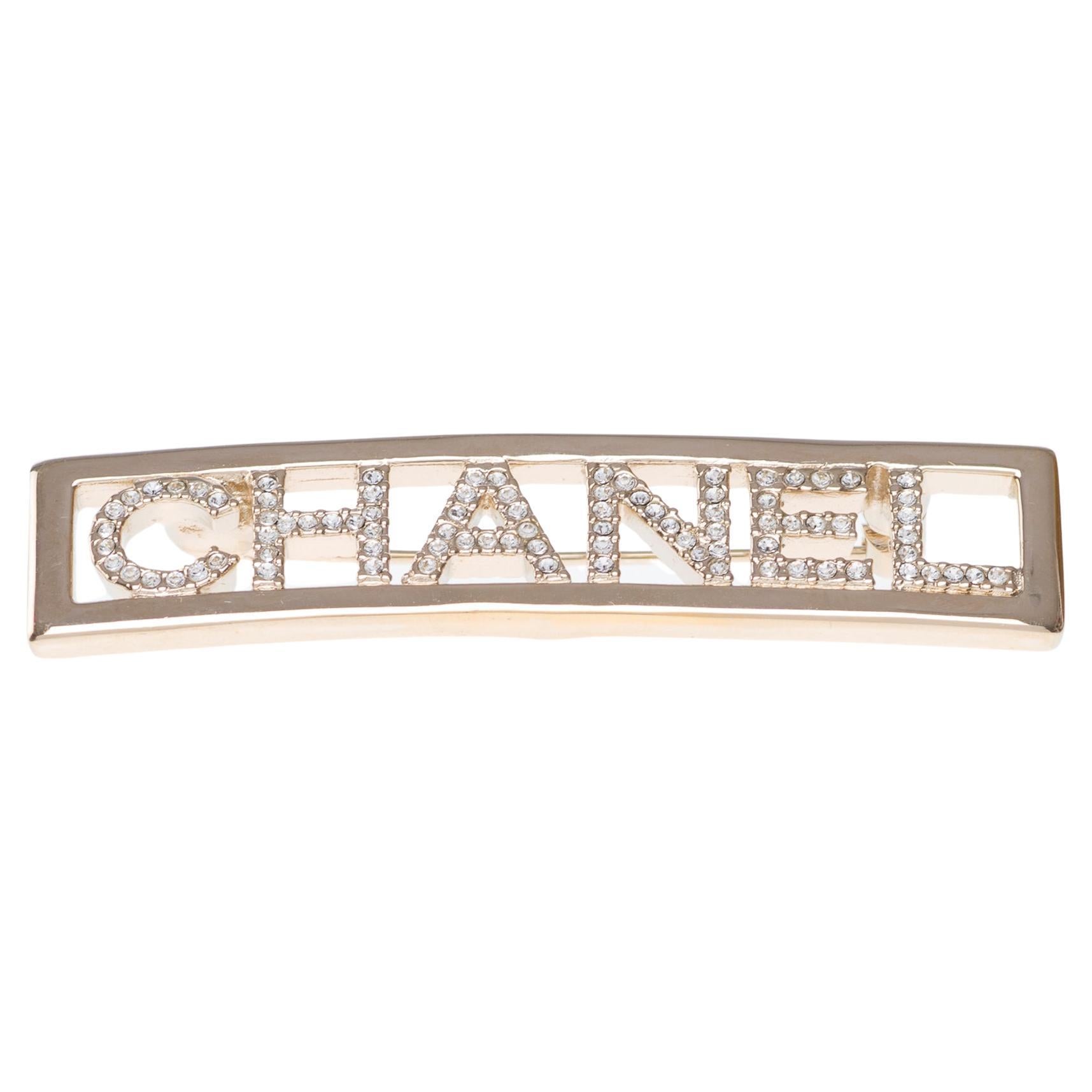 CHANEL Brosche aus gestepptem, vergoldetem Metall mit Diamanten