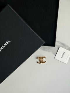 Chanel brooch Sophisticated & collectible Metal logo CC Brooch gold