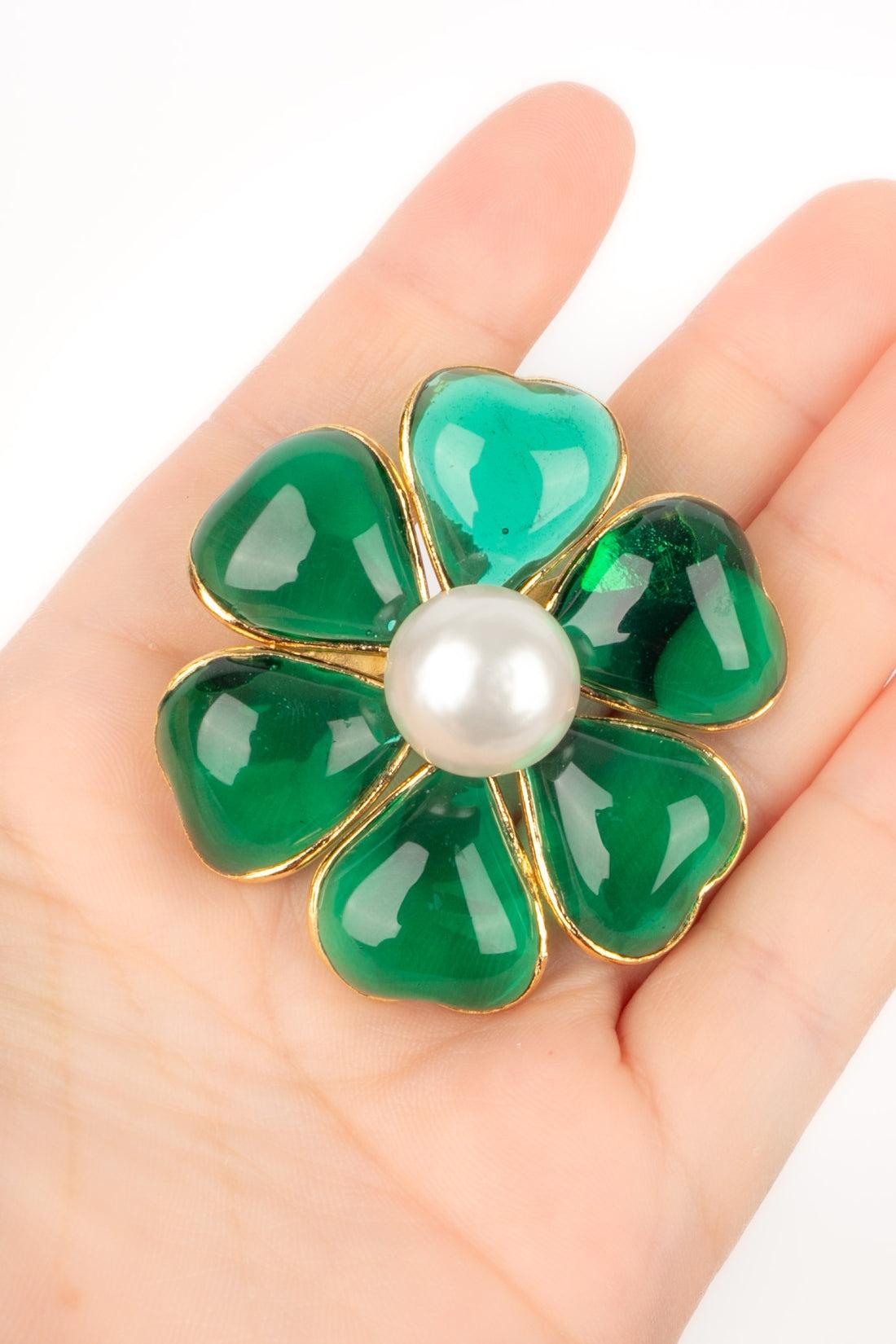 Chanel - (Made in France) Golden metal brooch with green glass paste and costume pearly cabochons. 1995 Fall-Winter Collection.

Additional information:
Condition: Very good condition
Dimensions: Diameter: 4.5 cm
Period: 20th Century

Seller