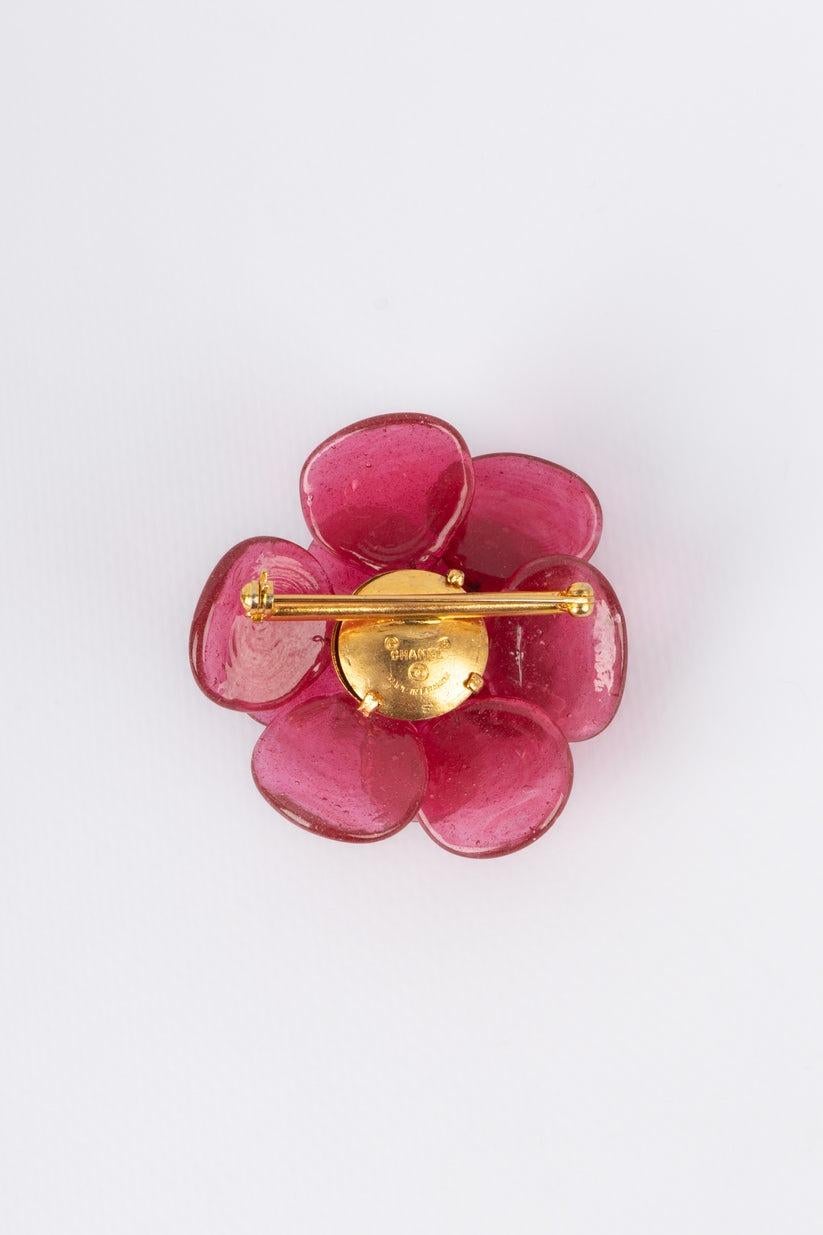 Chanel - (Made in France) Brooch with a pink glass paste camellia.

Additional information:
Condition: Very good condition
Dimensions: Height: 5 cm

Seller Reference: BRB10