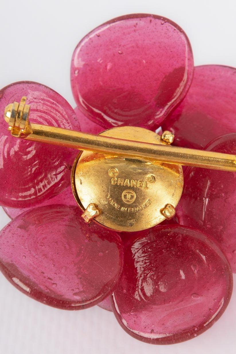 Chanel Broche Camélia avec pâte de verre rose en vente 1