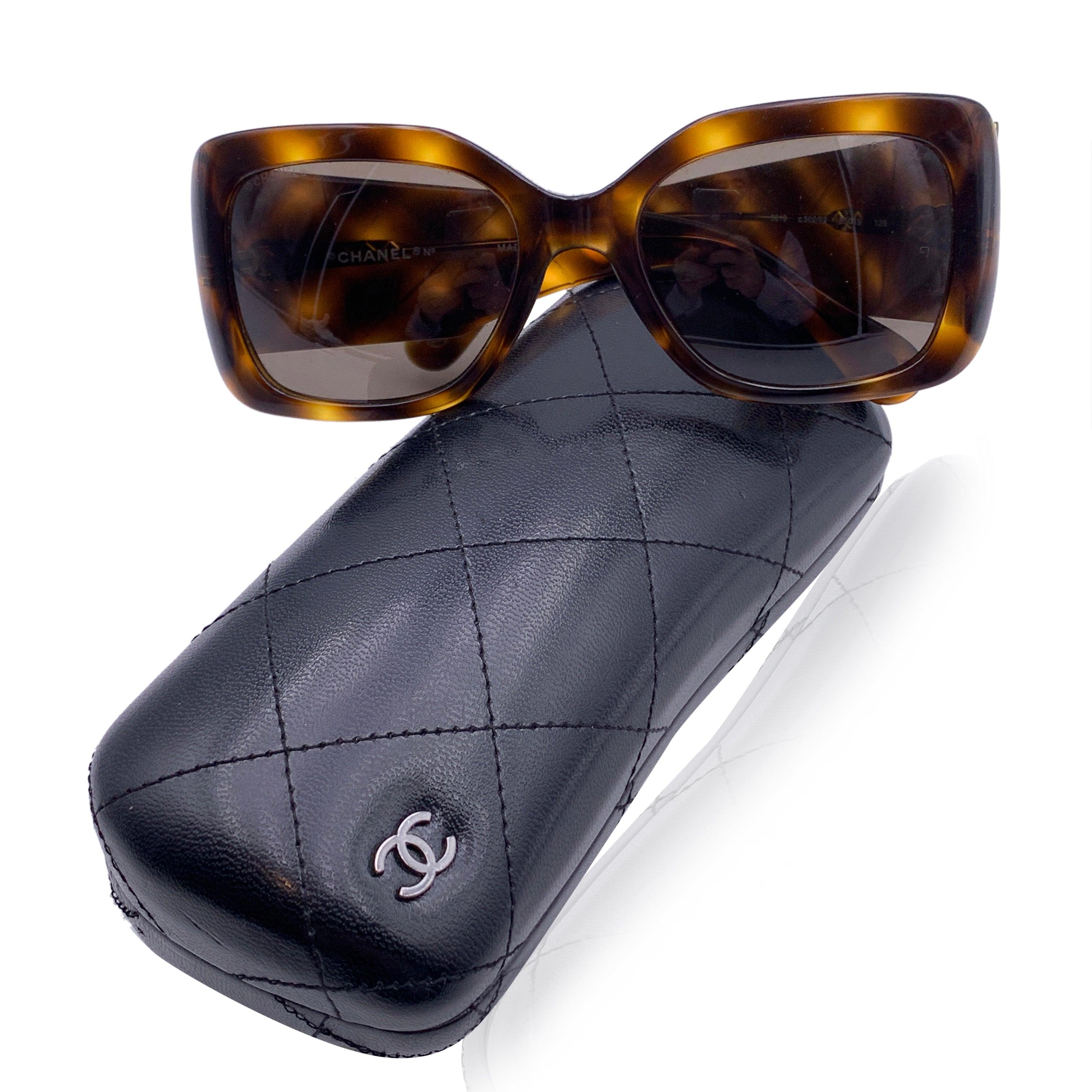 Chanel rechteckige Sonnenbrille mod. 5019 - c.502/93. Sie haben einen Rahmen aus braunem Schildpatt-Acetat. CC-Logo aus Goldmetall und Steppung an den Armen. Graue Linsen. Mod & refs.: mod. 5019- c.502/93 - 53/19 - 135. Hergestellt in Italien