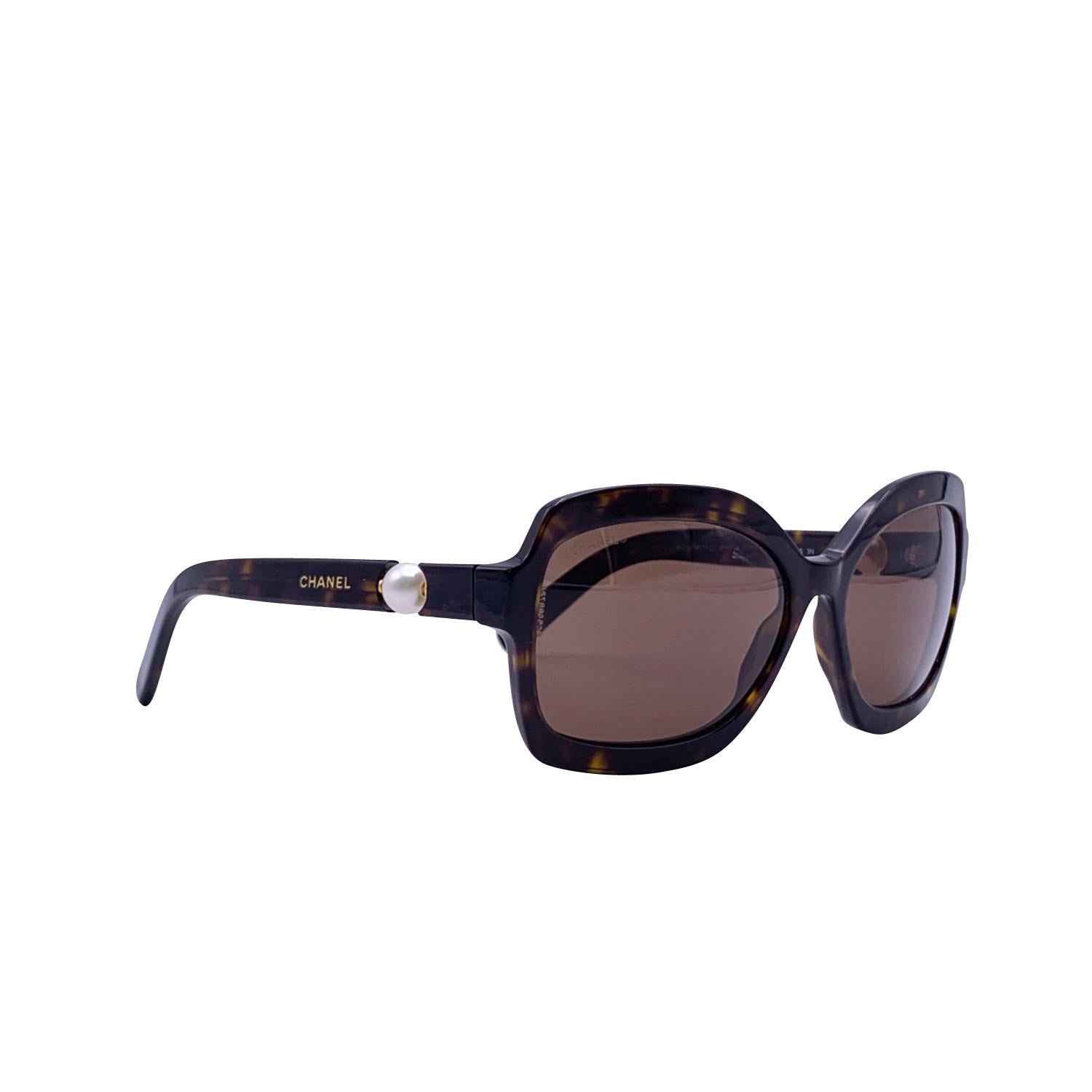 Chanel sunglasses mod. 5132-H - c. 714/3G. Brown acetate frame with Pearl detailing on the ear stems. Gold metal Chanel signatures on temples. Brown lenses. Mod & refs.: mod. 5132-H - c. 714/3G - 58/16 - 135 - 2N. Made in Italy



Details

MATERIAL: