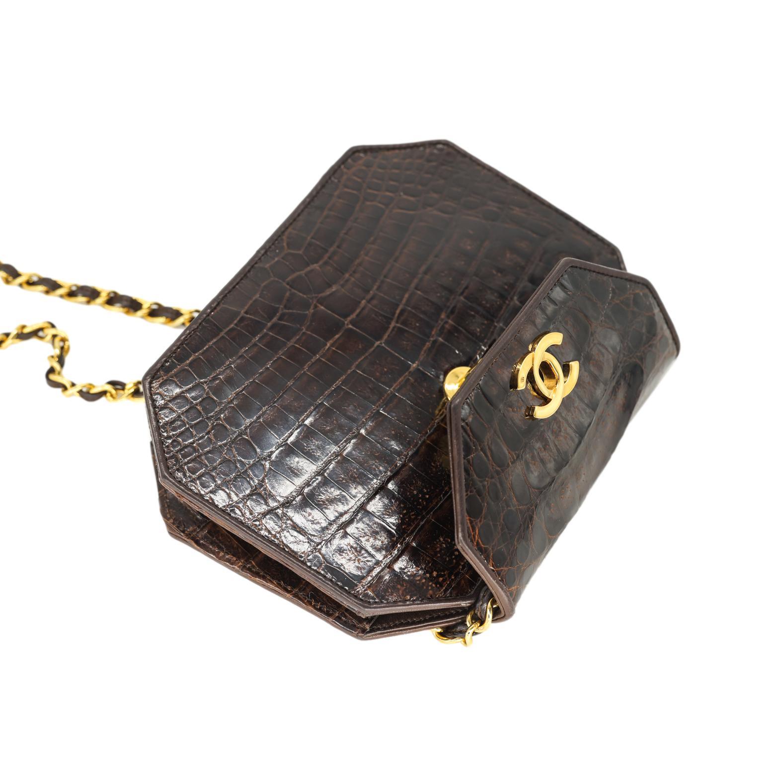 Chanel Achteckige Cross Body-Klappentasche aus braunem Alligatorleder mit Goldbeschlägen, 1989. im Angebot 8