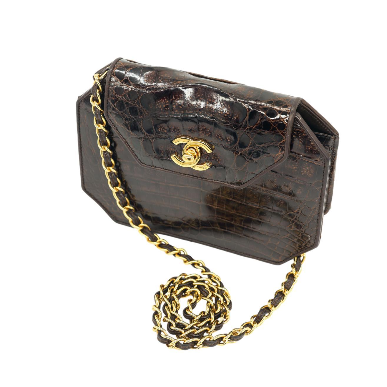 Chanel Achteckige Cross Body-Klappentasche aus braunem Alligatorleder mit Goldbeschlägen, 1989. im Angebot 11