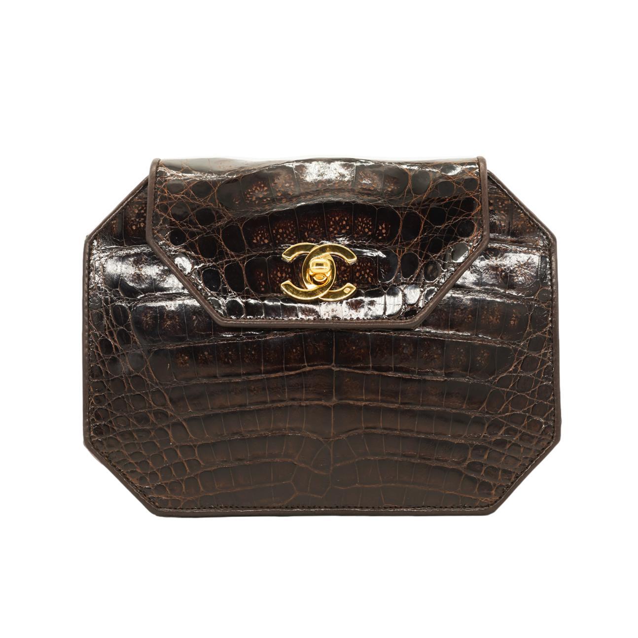 Chanel Achteckige Cross Body-Klappentasche aus braunem Alligatorleder mit Goldbeschlägen, 1989. Dieses außergewöhnliche und seltene Stück Chanel-Geschichte wurde zwischen 1989 und 1990 produziert und trägt die Seriennummer 