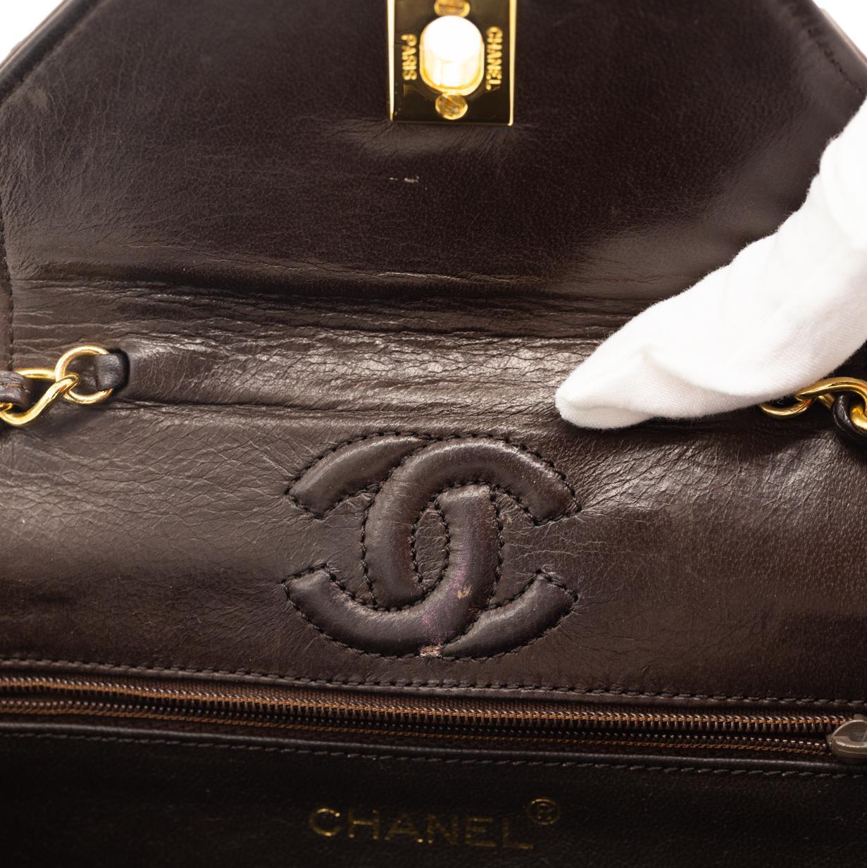 Chanel Achteckige Cross Body-Klappentasche aus braunem Alligatorleder mit Goldbeschlägen, 1989. im Zustand „Gut“ im Angebot in Banner Elk, NC