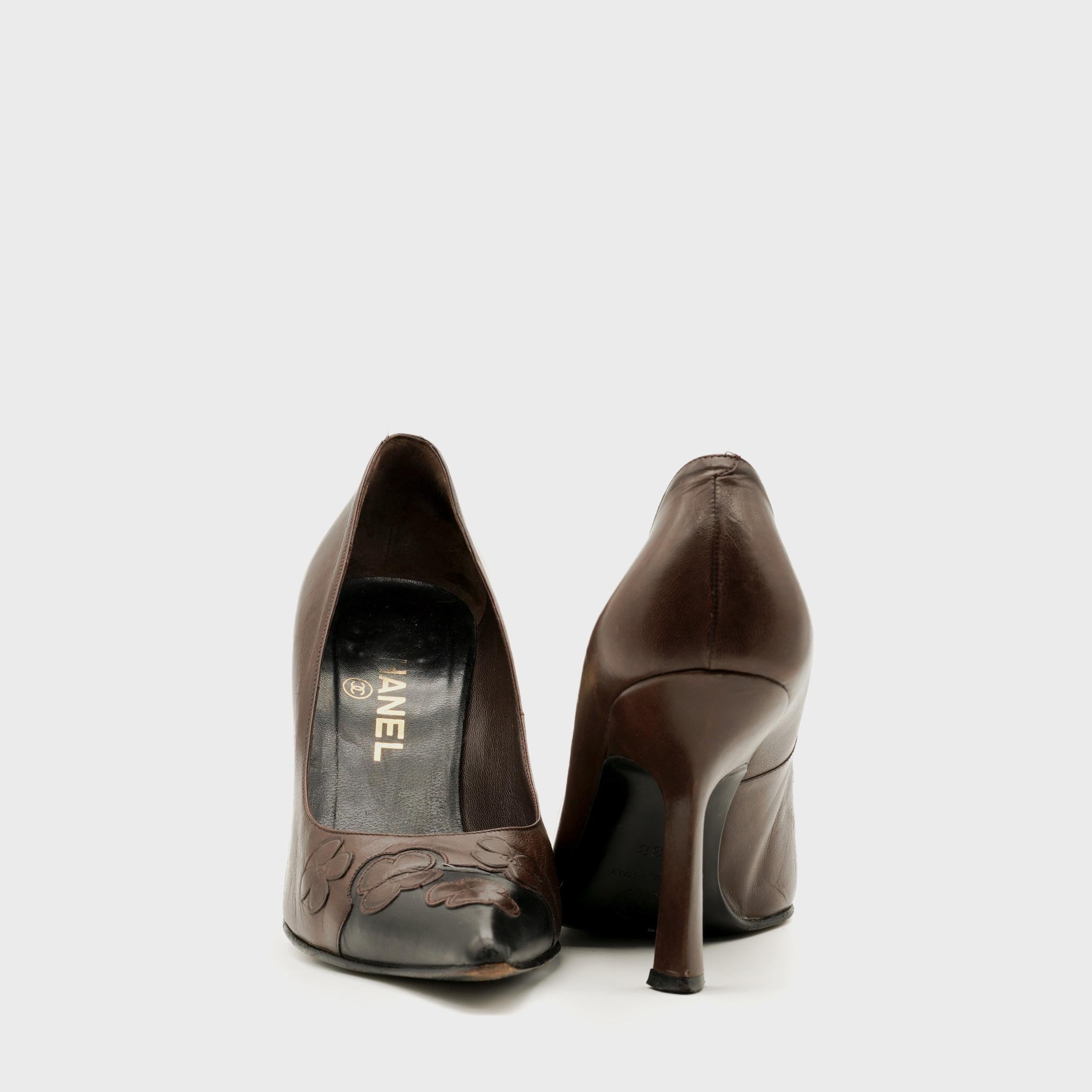 Noir Escarpins en cuir brun et noir de Chanel par Karl Lagerfeld, Circa 1990 en vente