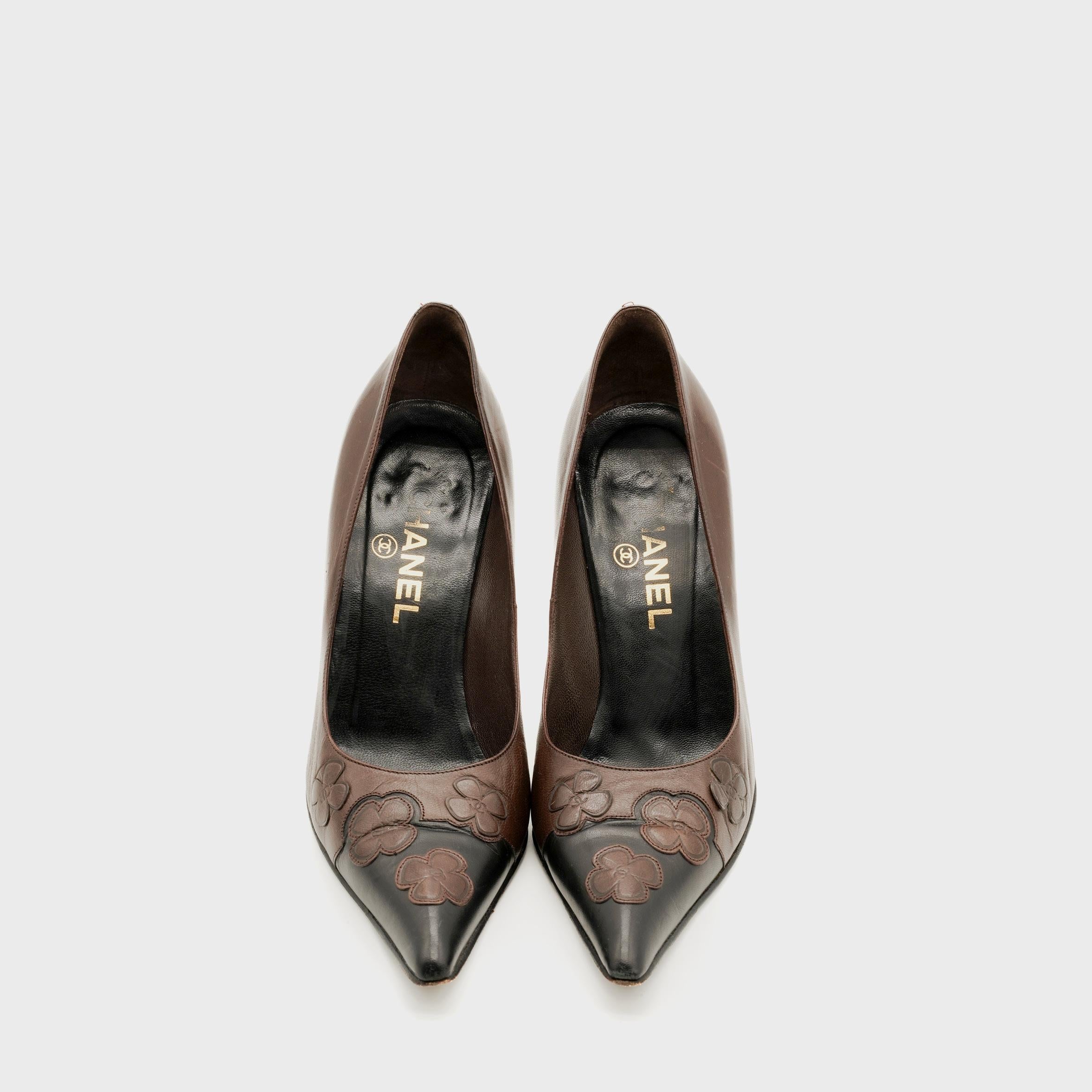 Escarpins en cuir brun et noir de Chanel par Karl Lagerfeld, Circa 1990 Excellent état - En vente à Paris, FR