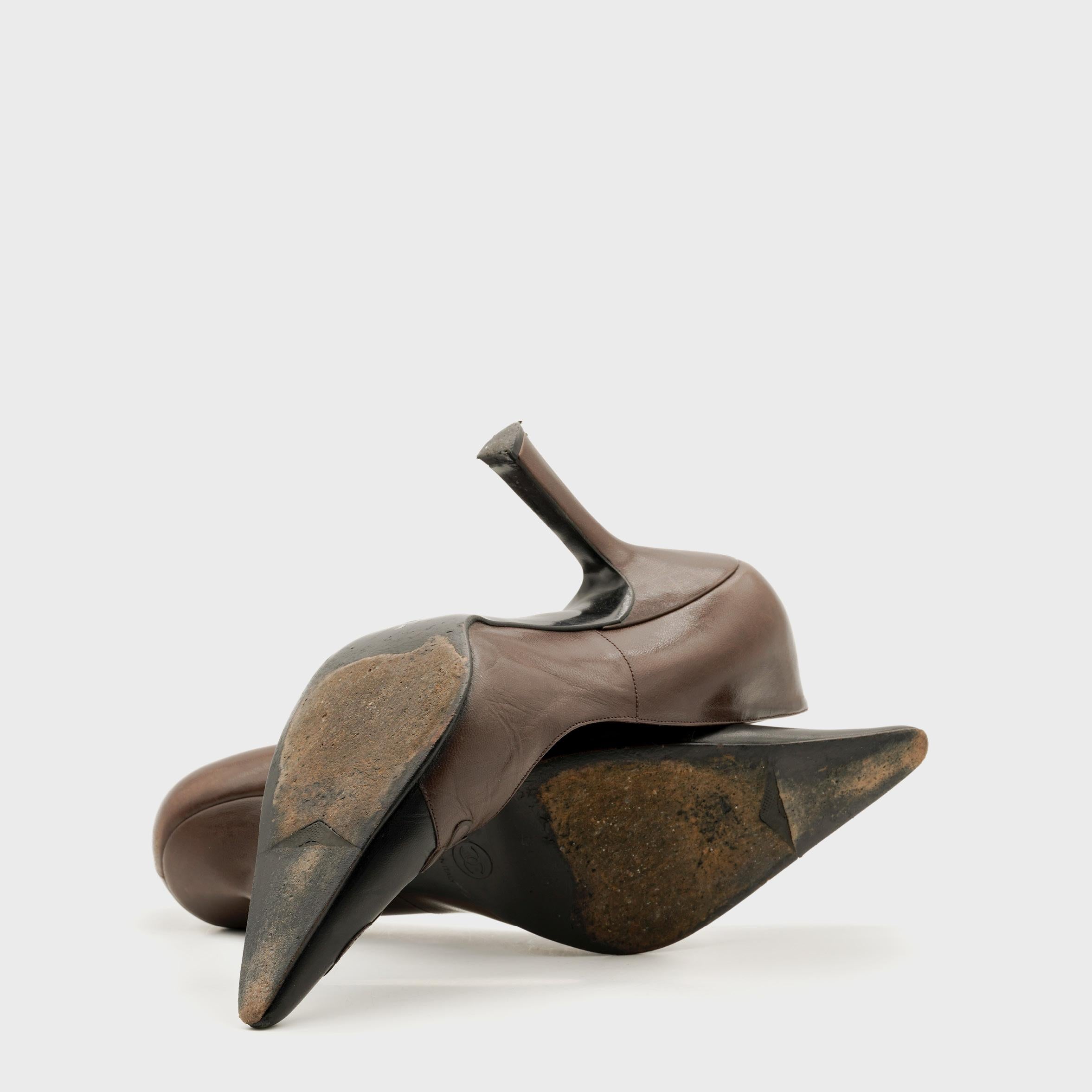 Escarpins en cuir brun et noir de Chanel par Karl Lagerfeld, Circa 1990 en vente 1