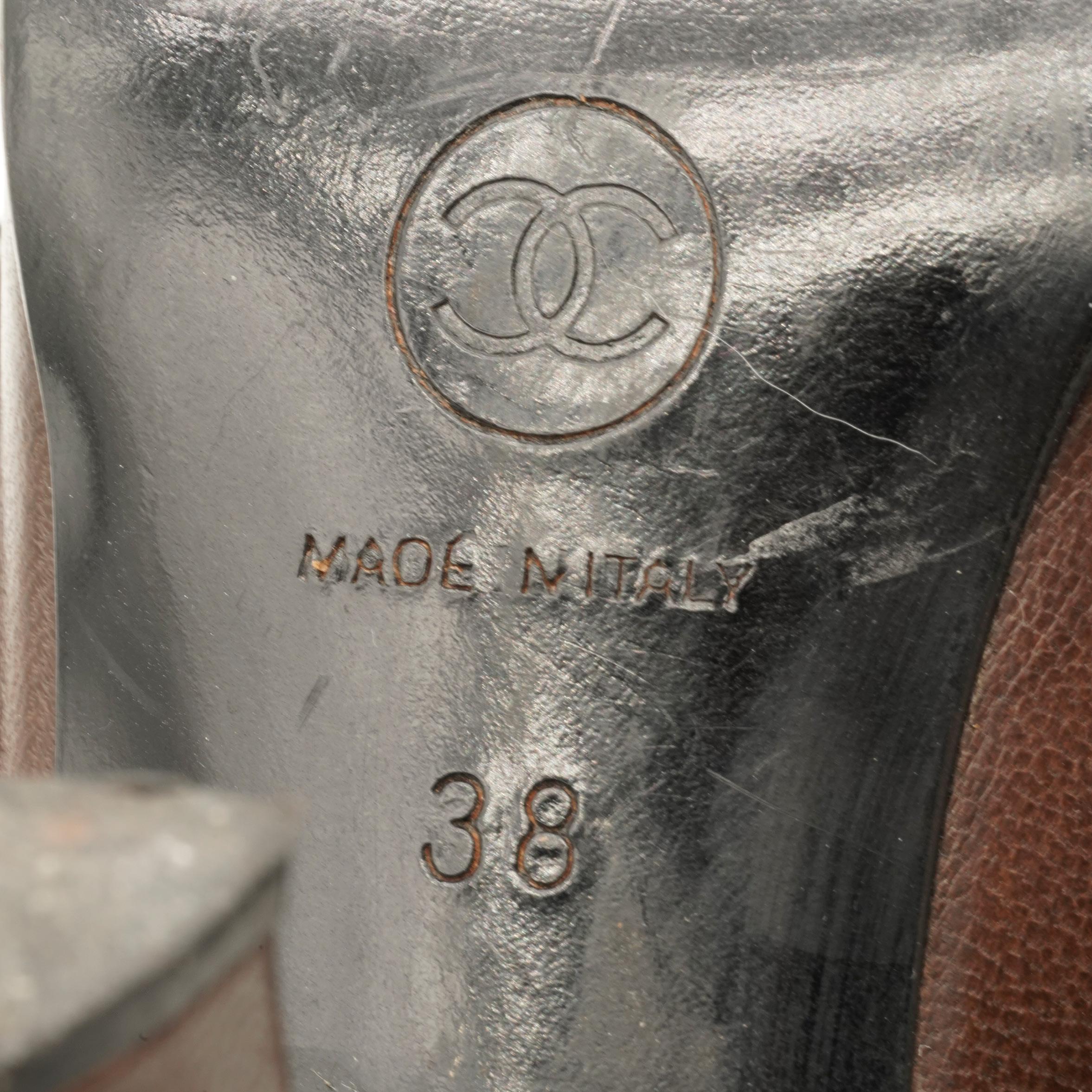 Escarpins en cuir brun et noir de Chanel par Karl Lagerfeld, Circa 1990 en vente 2