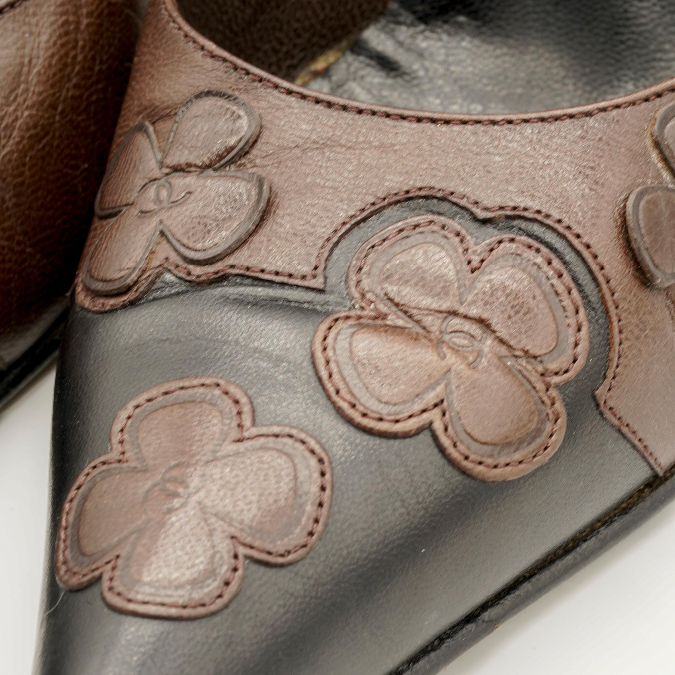 Escarpins en cuir brun et noir de Chanel par Karl Lagerfeld, Circa 1990 en vente 3