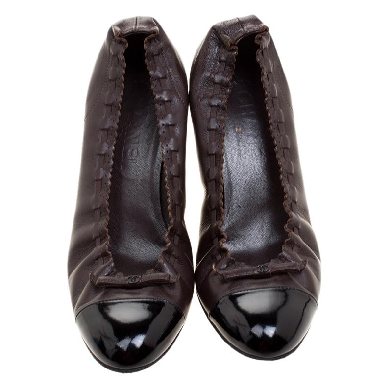 Chanel Brown/Black Leather Cap Toe Pumps Size 38 (Schwarz)