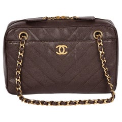 CHANEL Sac à appareil photo vintage classique moyen en cuir texturé matelassé à chevrons marron