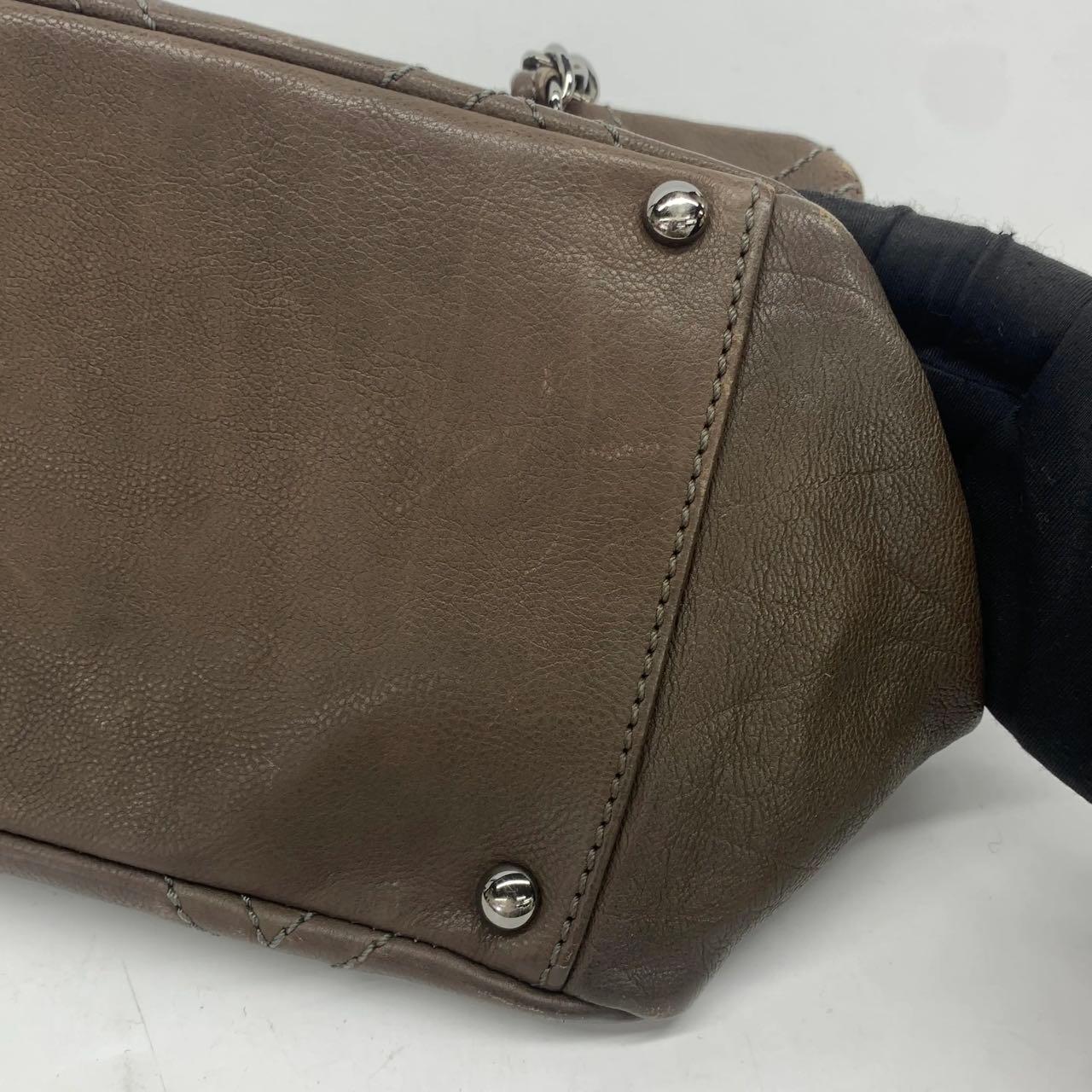 Chanel Brown Diamond Stitch Tote Pelle di vitello Zipper Bowler 2005-2006 in vendita 7