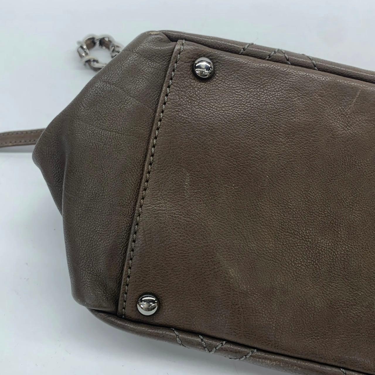 Chanel Brown Diamond Stitch Tote Pelle di vitello Zipper Bowler 2005-2006 in vendita 8