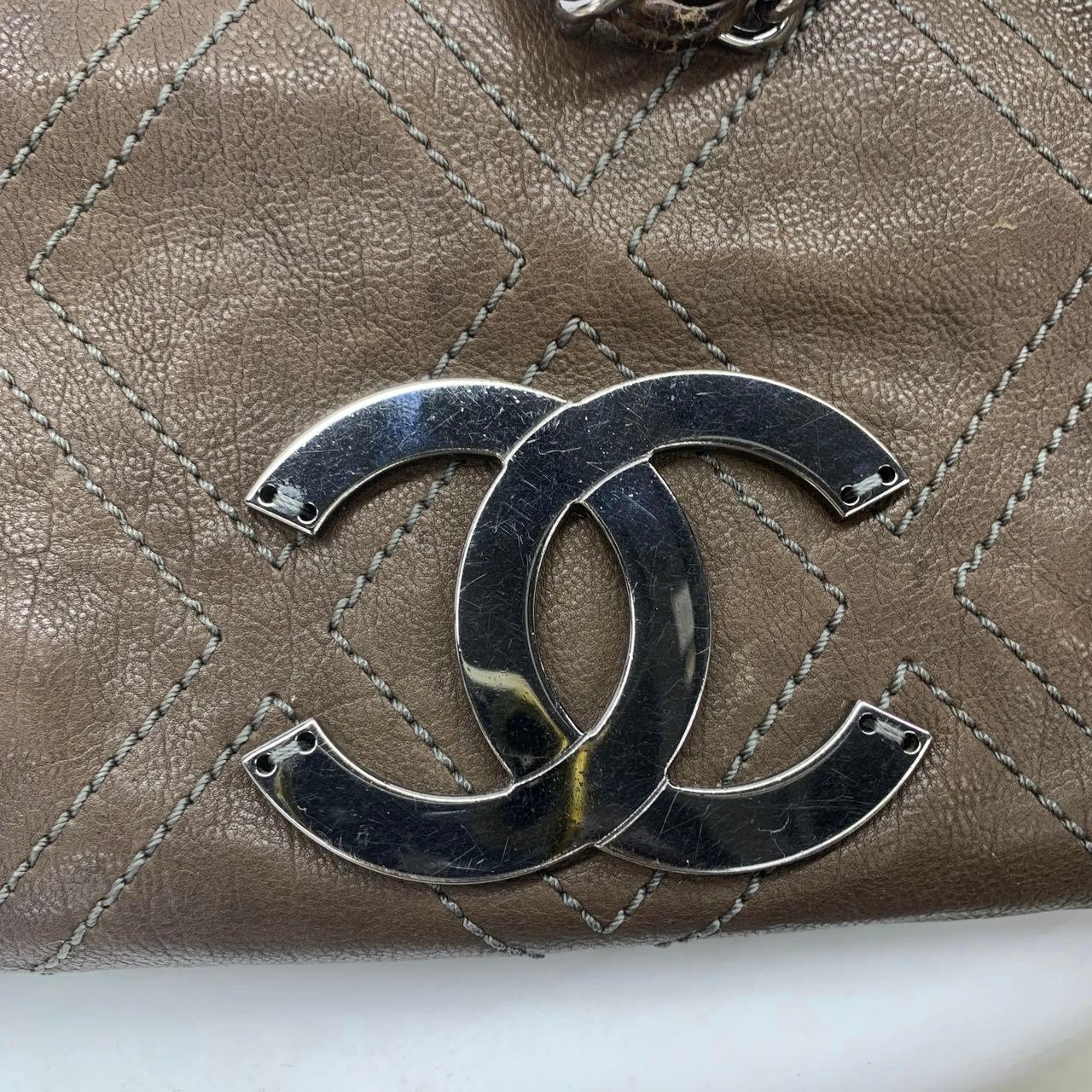 Chanel Brown Diamond Stitch Tote Pelle di vitello Zipper Bowler 2005-2006 in vendita 14