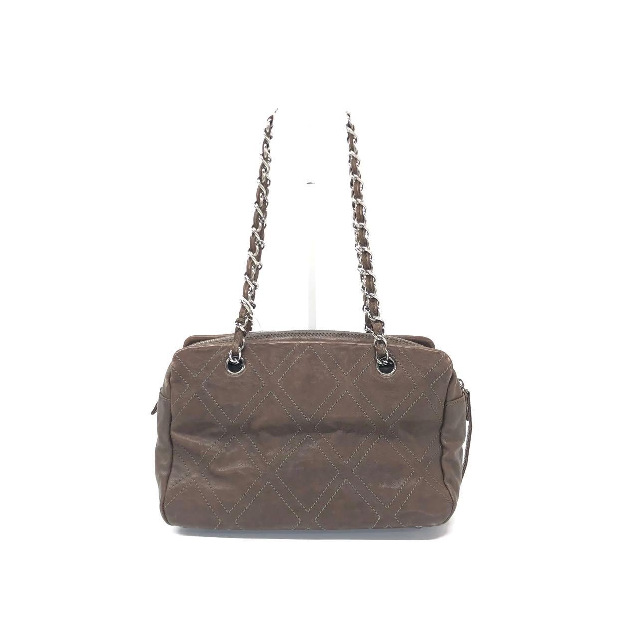 Chanel Brown Diamond Stitch Tote Pelle di vitello Zipper Bowler 2005-2006
Queste sono foto professionali della borsa offerta da Luxbags.
CONDIZIONE: da discreta a buona
Questo Chanel autentico usato/di seconda mano è in condizioni originali da