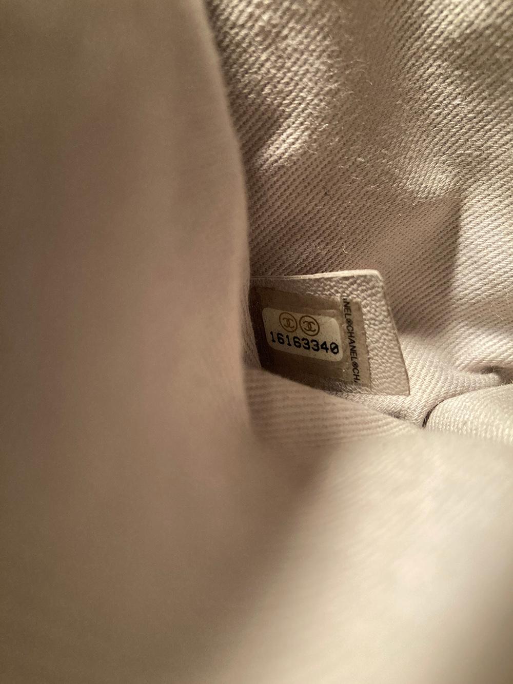 Chanel Solapa Clásica de Piel Acolchada Marrón en Relieve 7