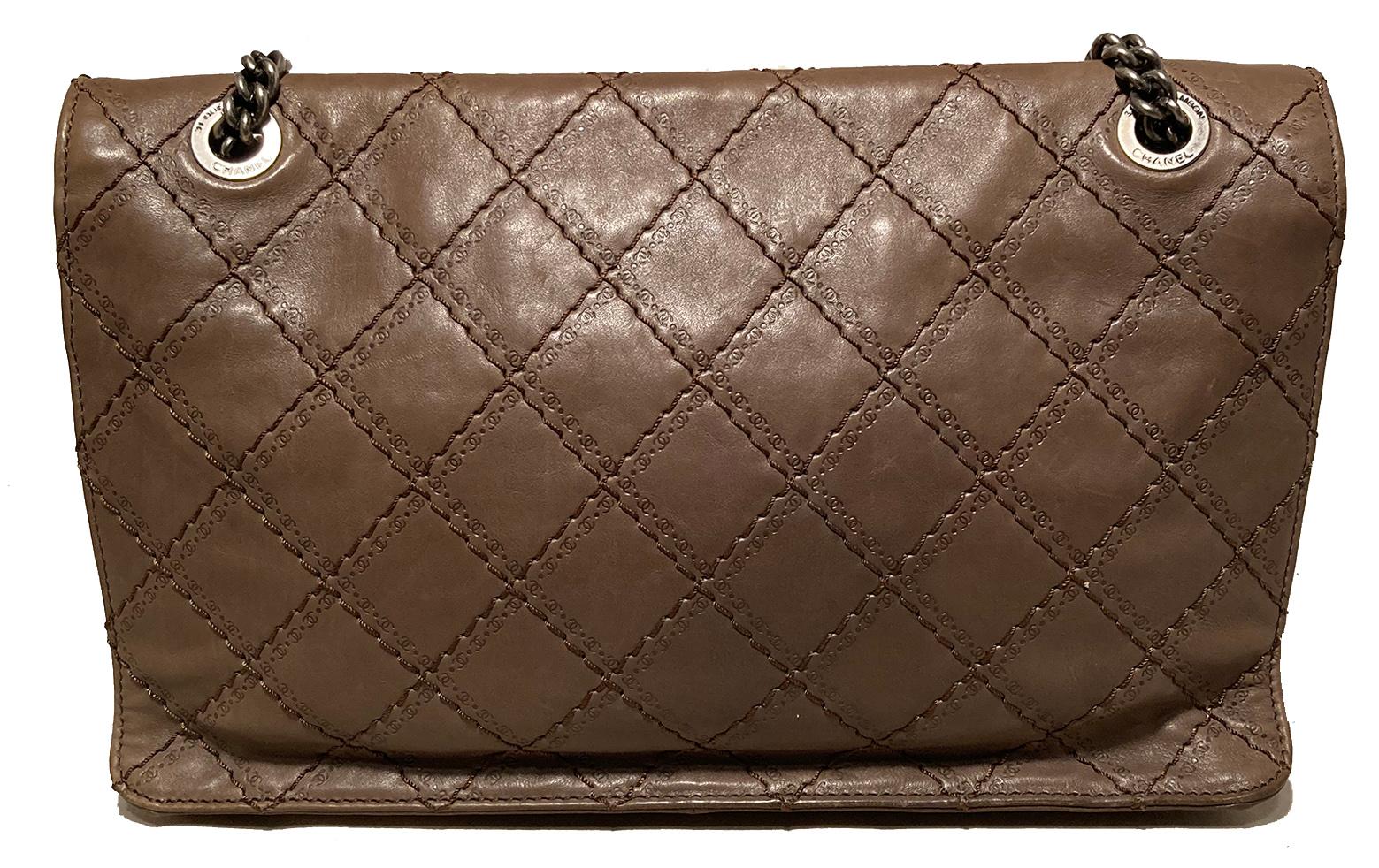 De las mujeres Chanel Solapa Clásica de Piel Acolchada Marrón en Relieve
