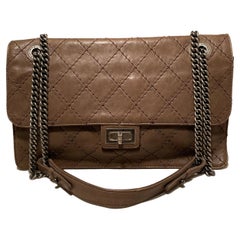 Chanel Solapa Clásica de Piel Acolchada Marrón en Relieve