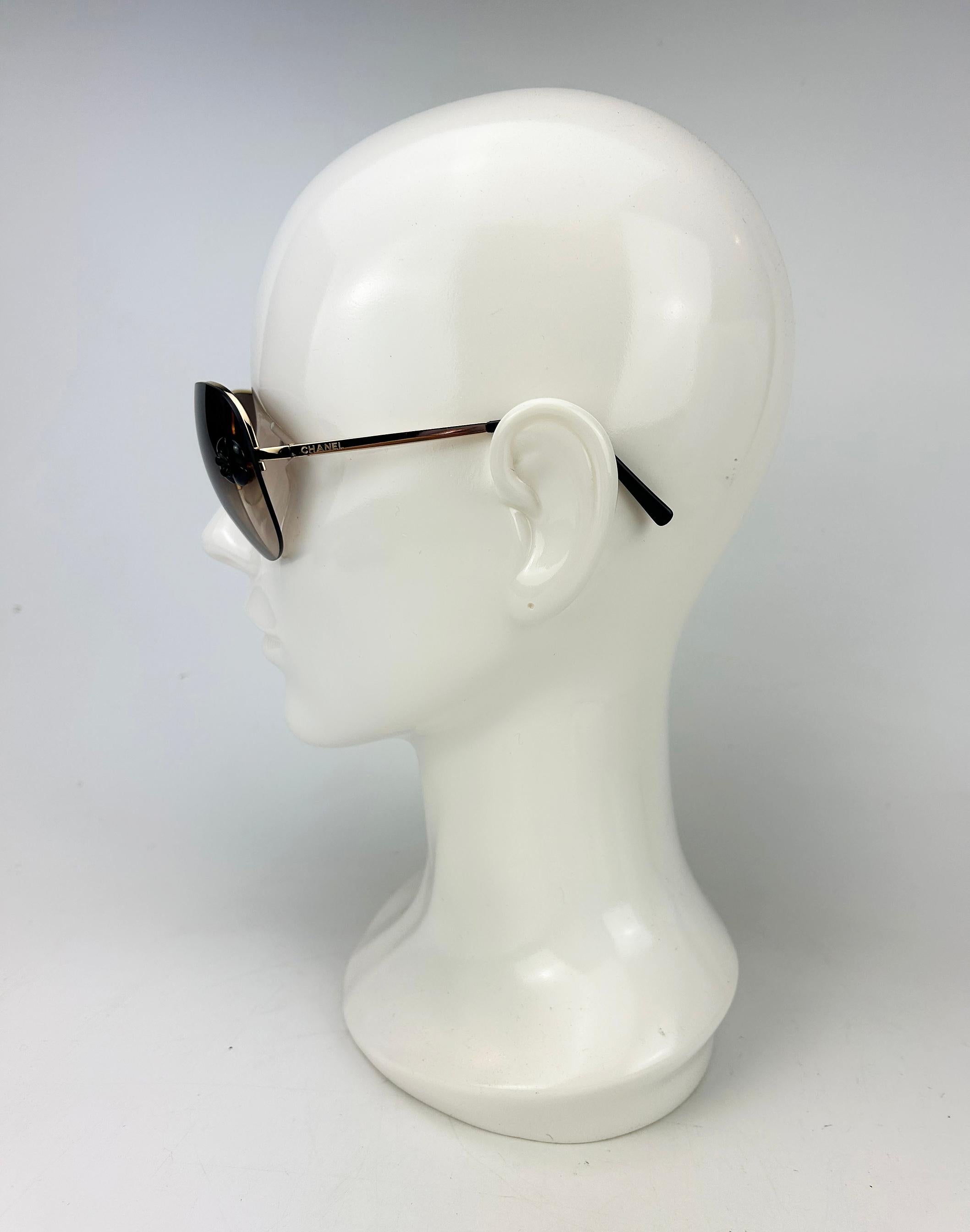 Beige Chanel Brown Frameless Aviator Sunglasses with Black Flower For Sale